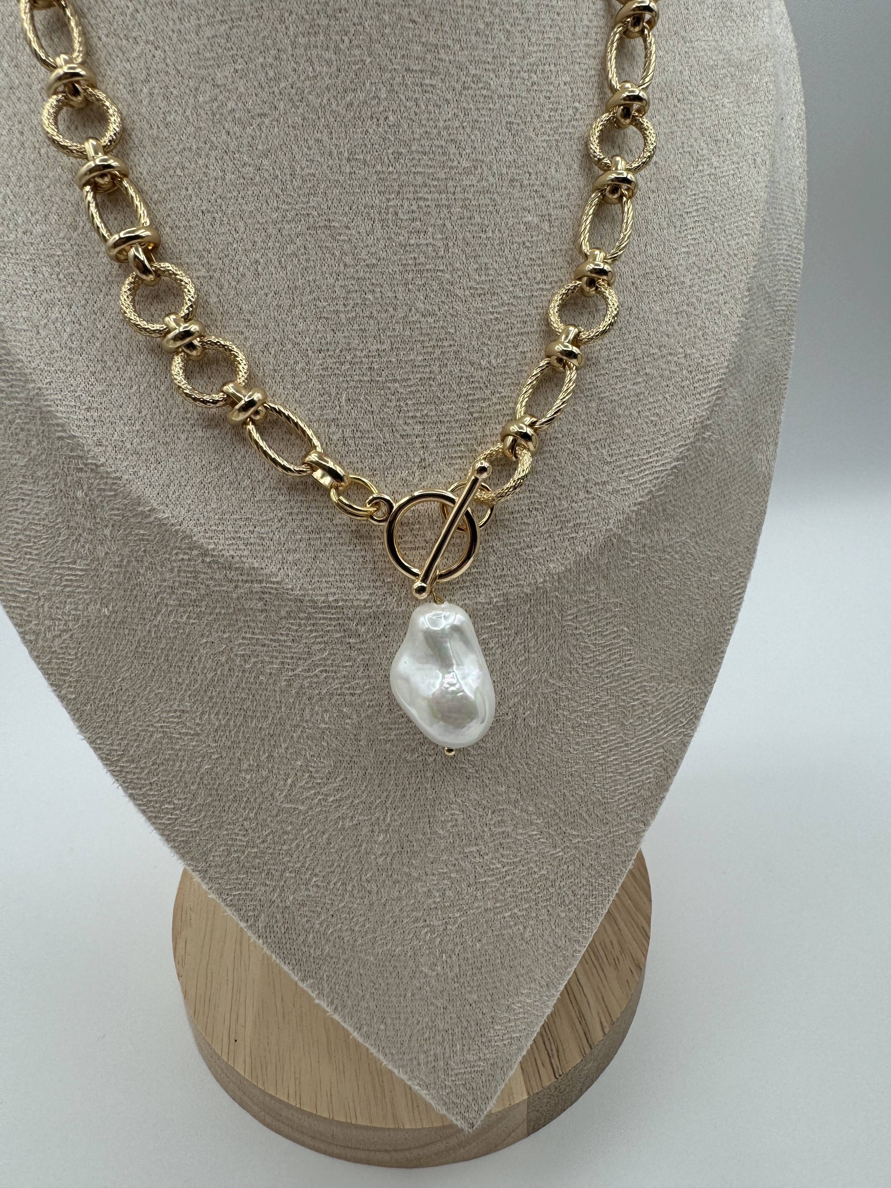 Gold Chain Necklace with baroque Pearl Pendant