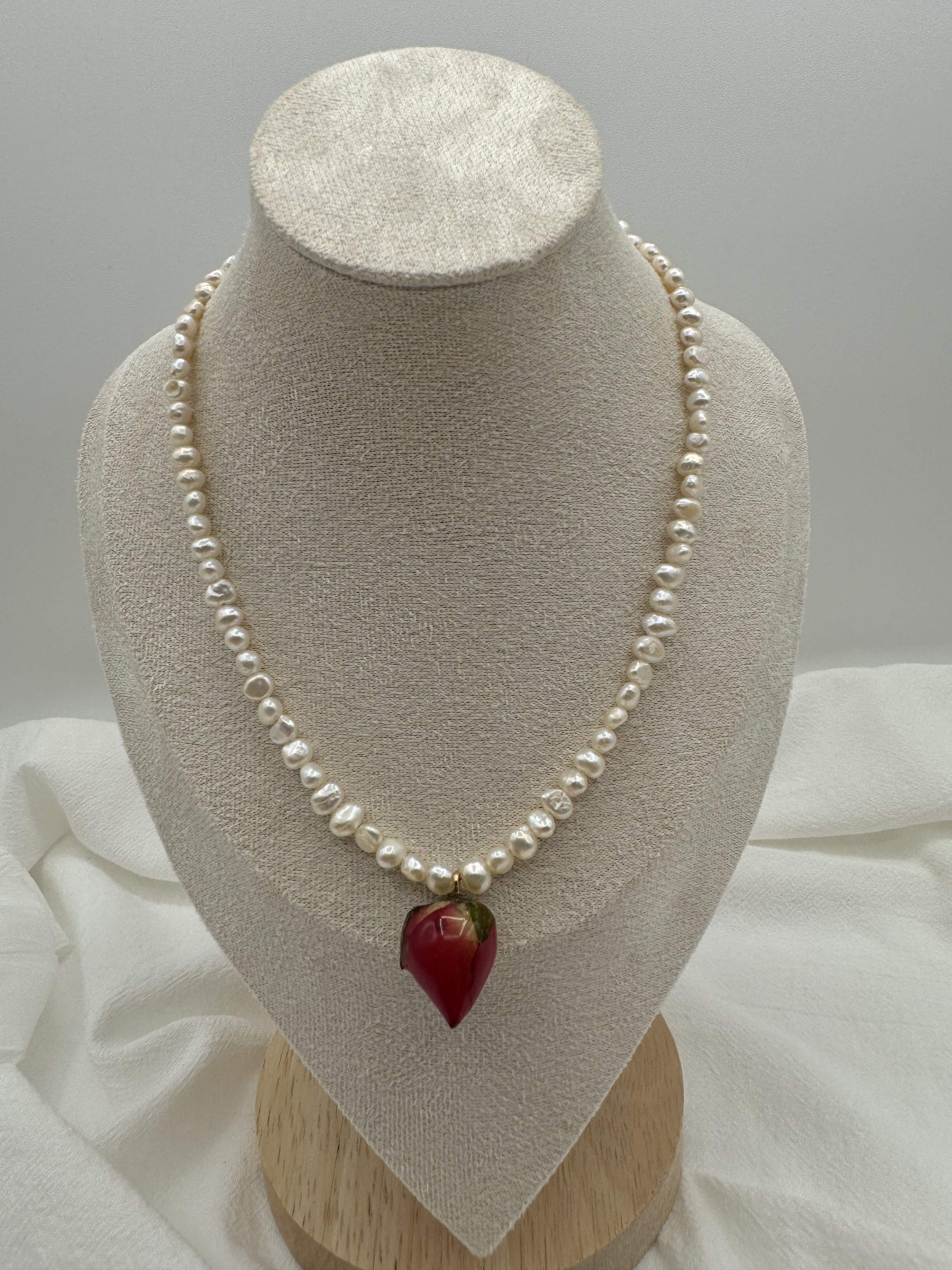 Pearl necklace with rose pendant