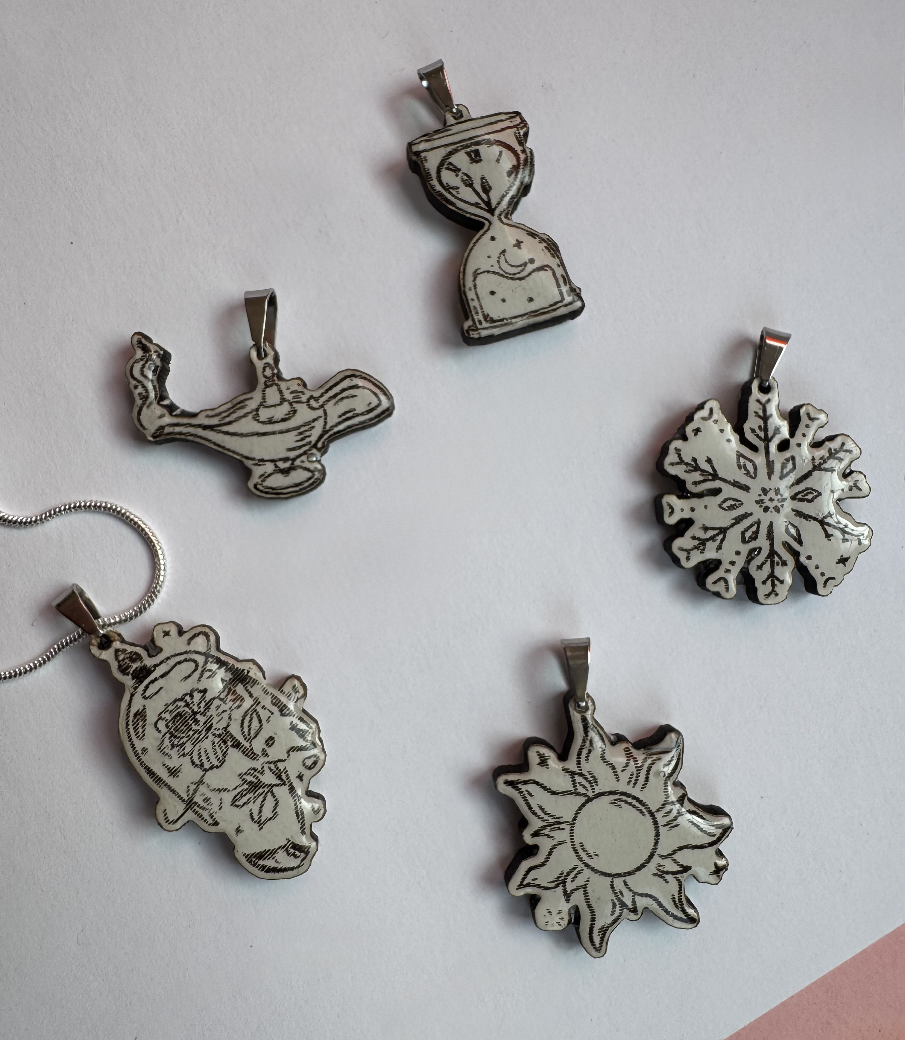 Colgantes mundos mágicos