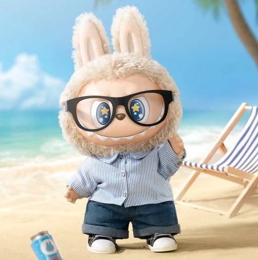 Maskotka królik na plaży