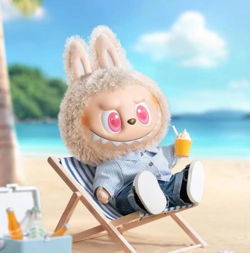 Maskotka królik na plaży