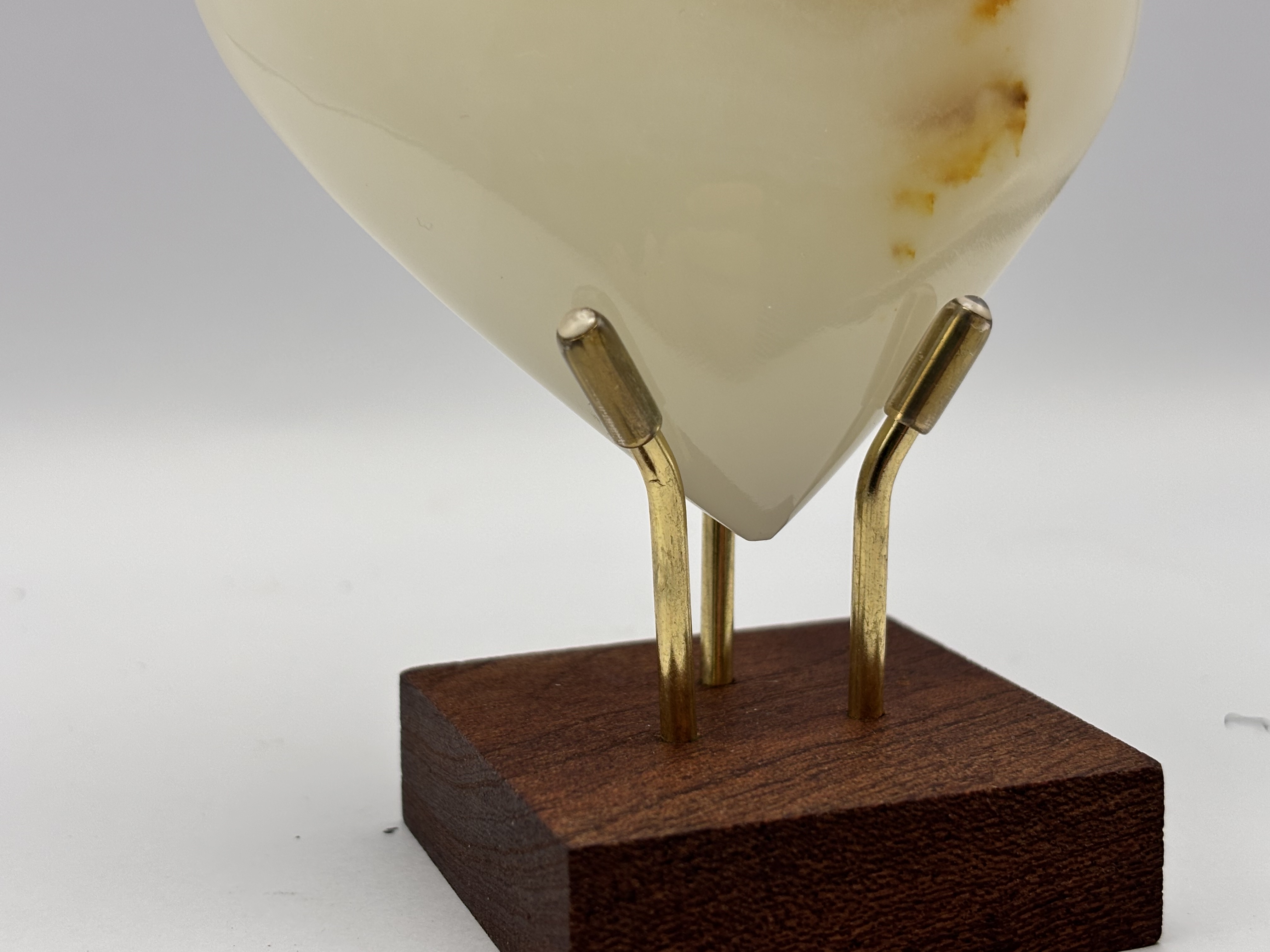 Ágata branca com inclusões de óxido de ferro