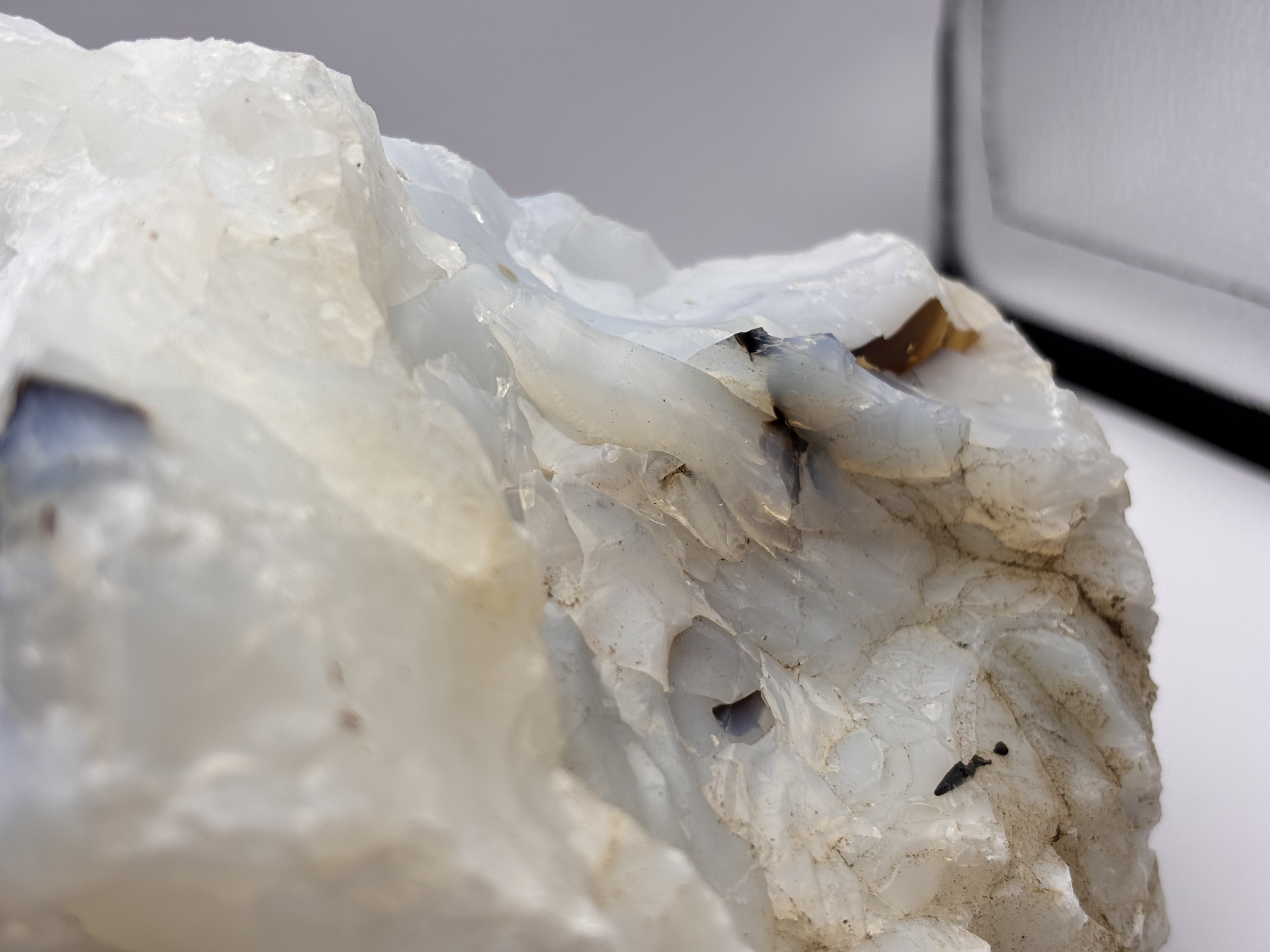 Pedra de opala branca  com fios de turmalina 