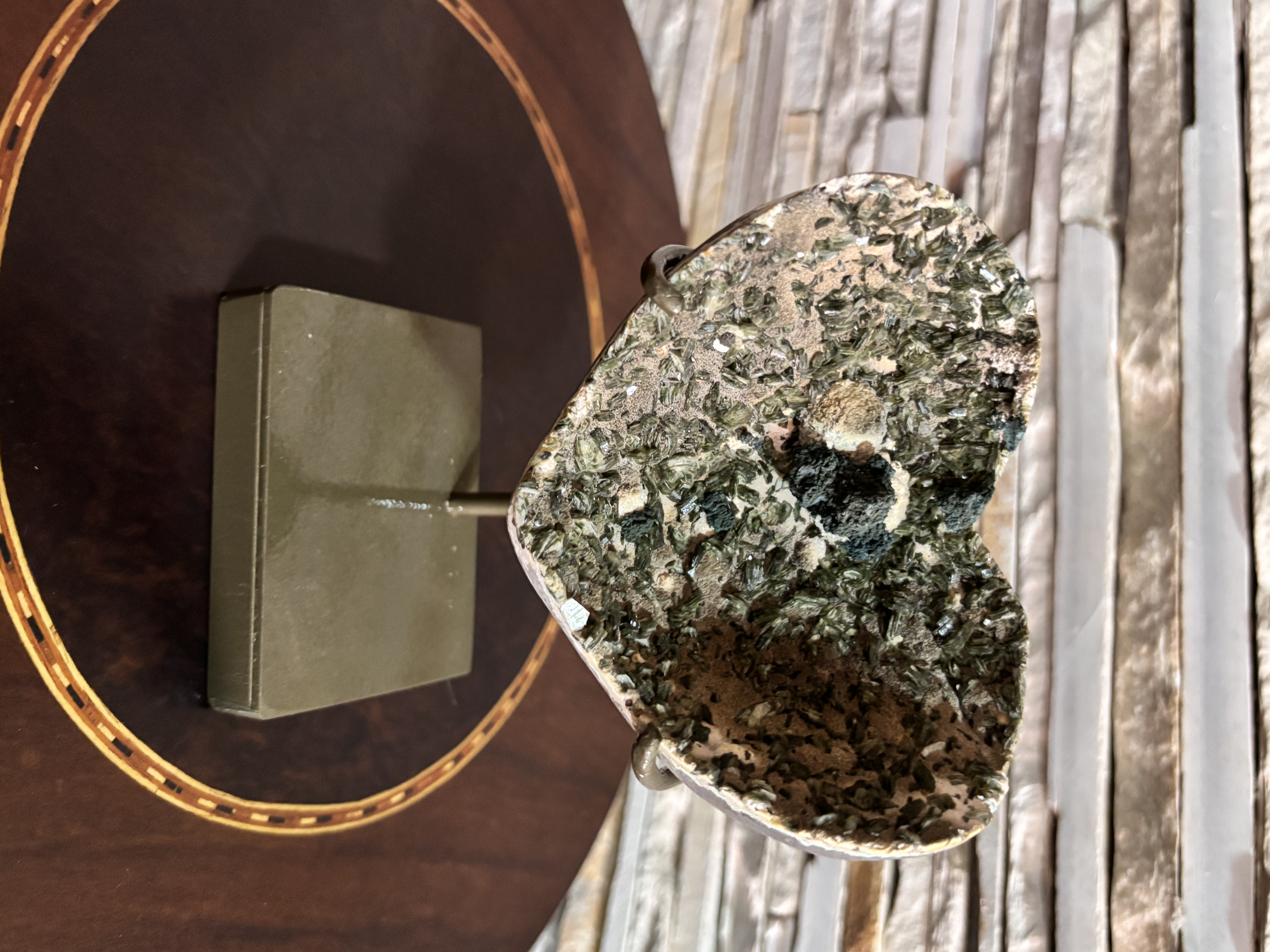 EPIDOTA  com  cristais verdes alongados, em tom “verde oliva / pistache