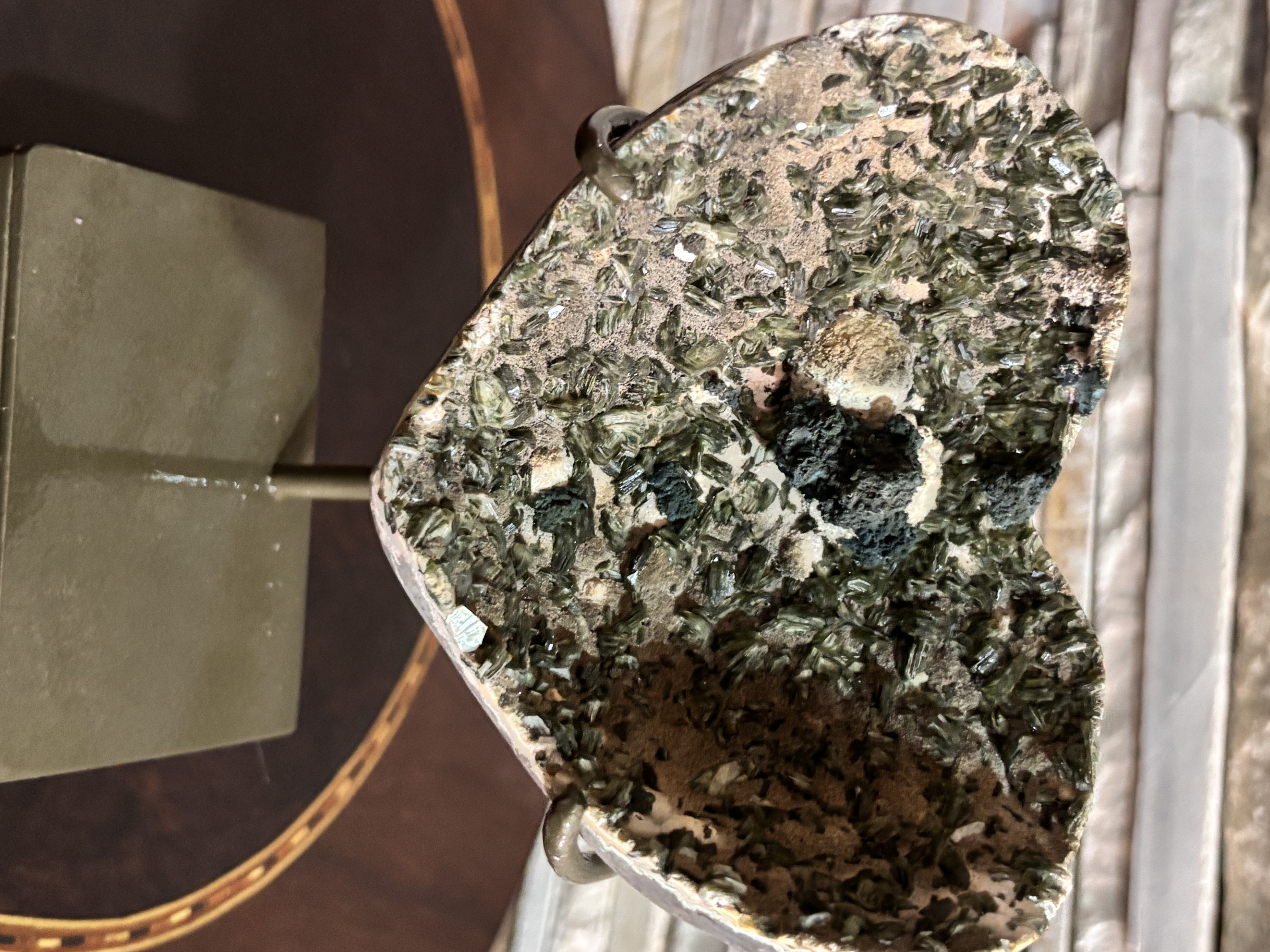 EPIDOTA  com  cristais verdes alongados, em tom “verde oliva / pistache