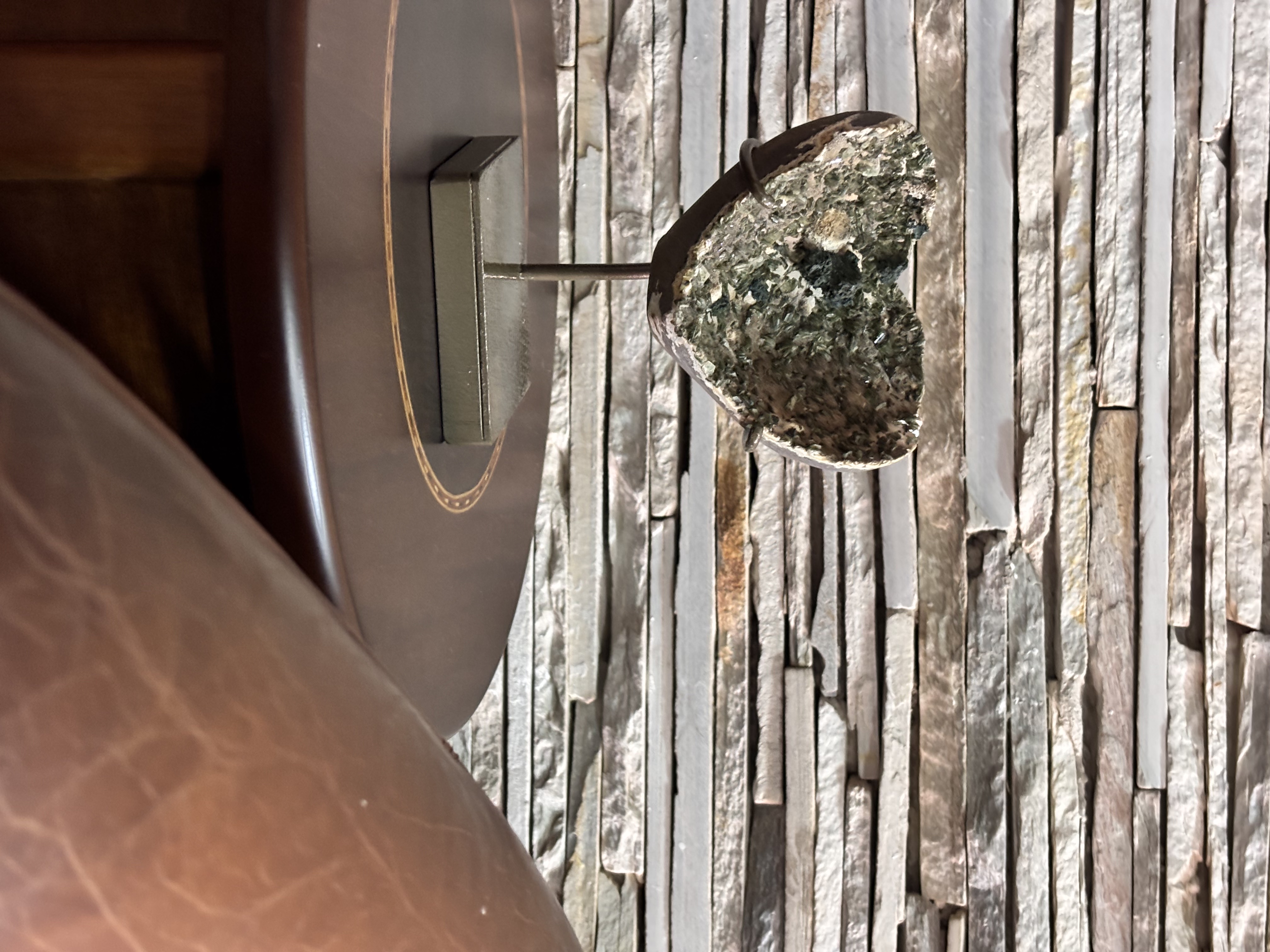 EPIDOTA  com  cristais verdes alongados, em tom “verde oliva / pistache