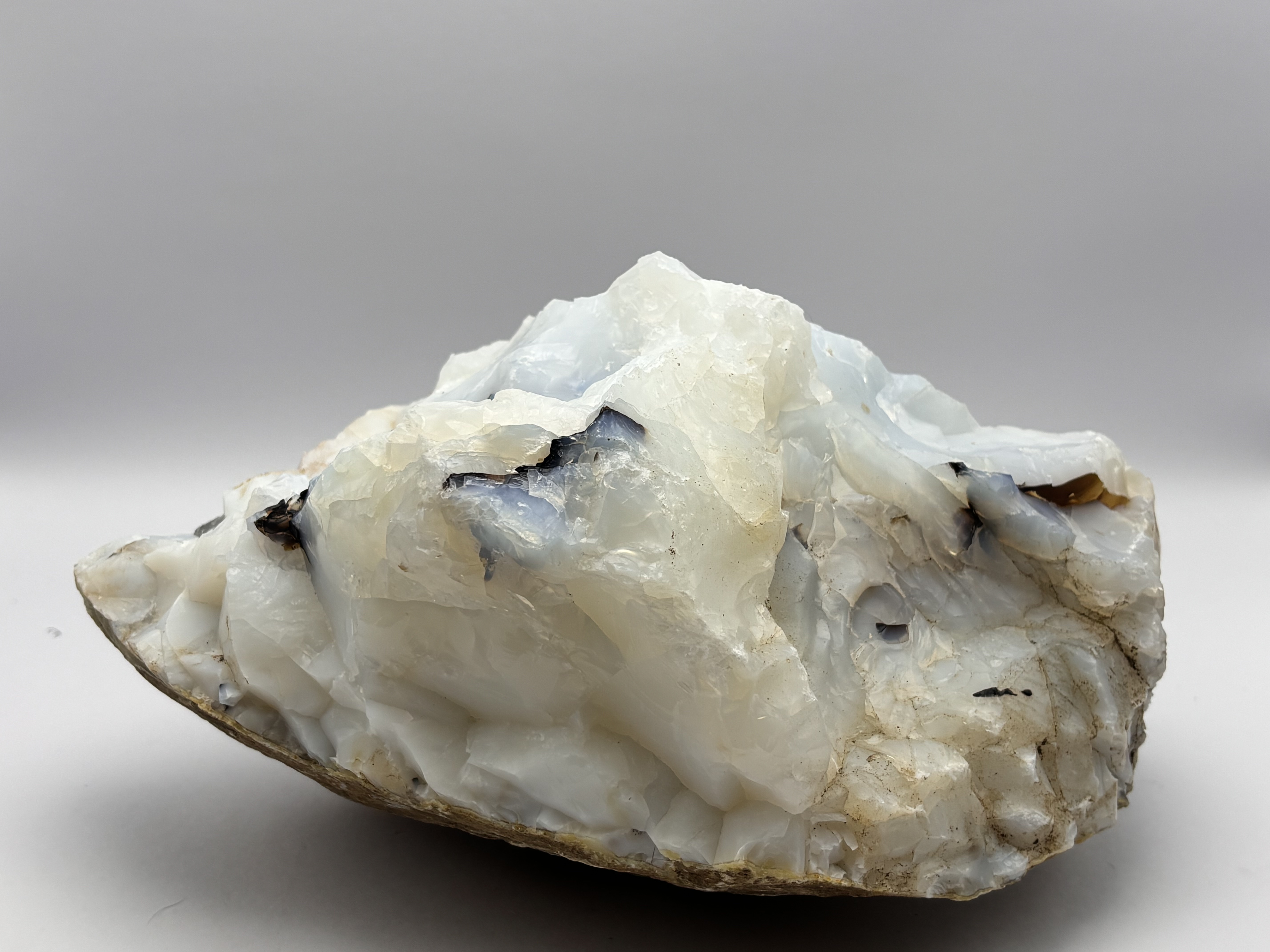 Pedra de opala branca  com fios de turmalina 