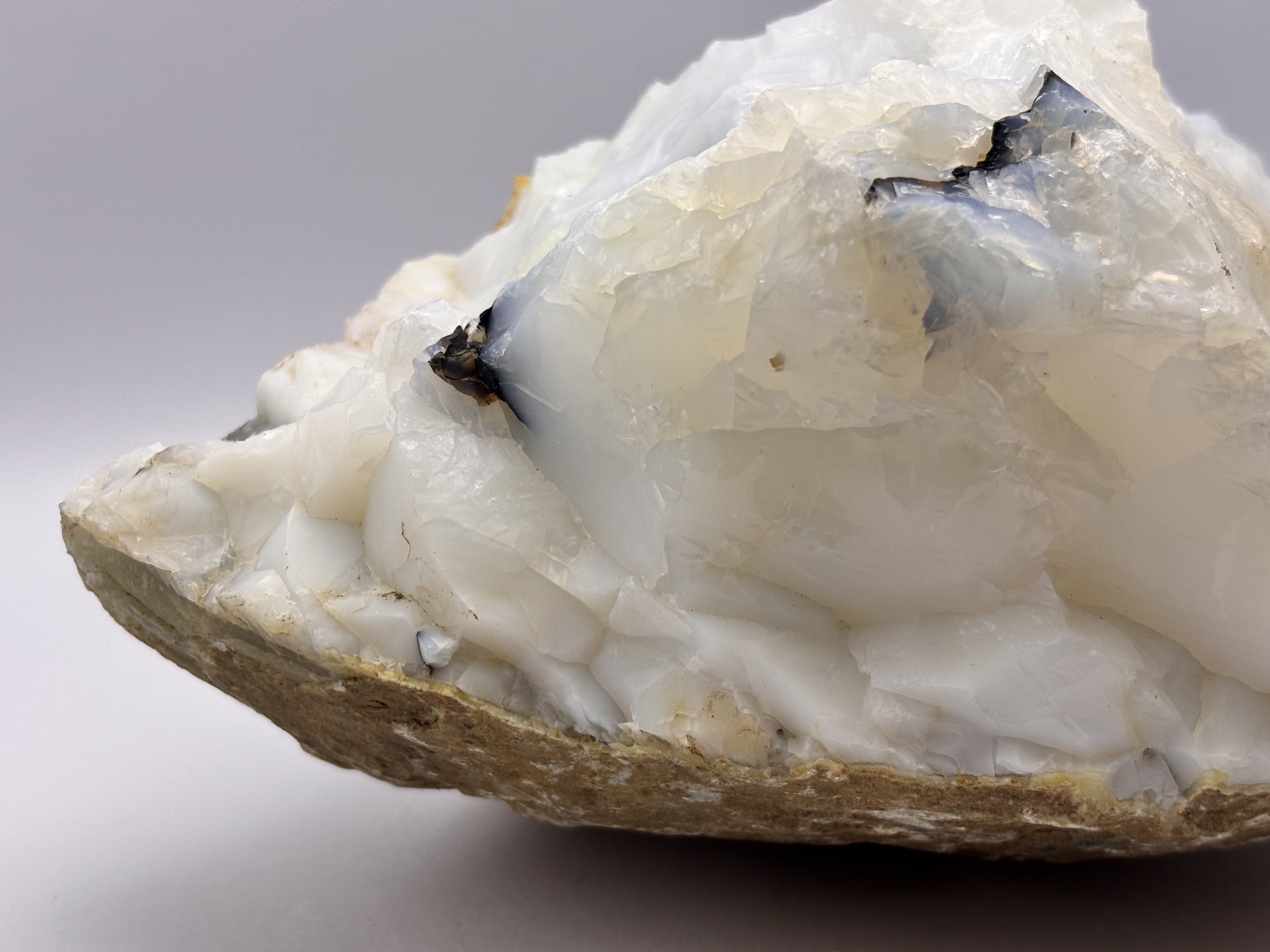 Pedra de opala branca  com fios de turmalina 