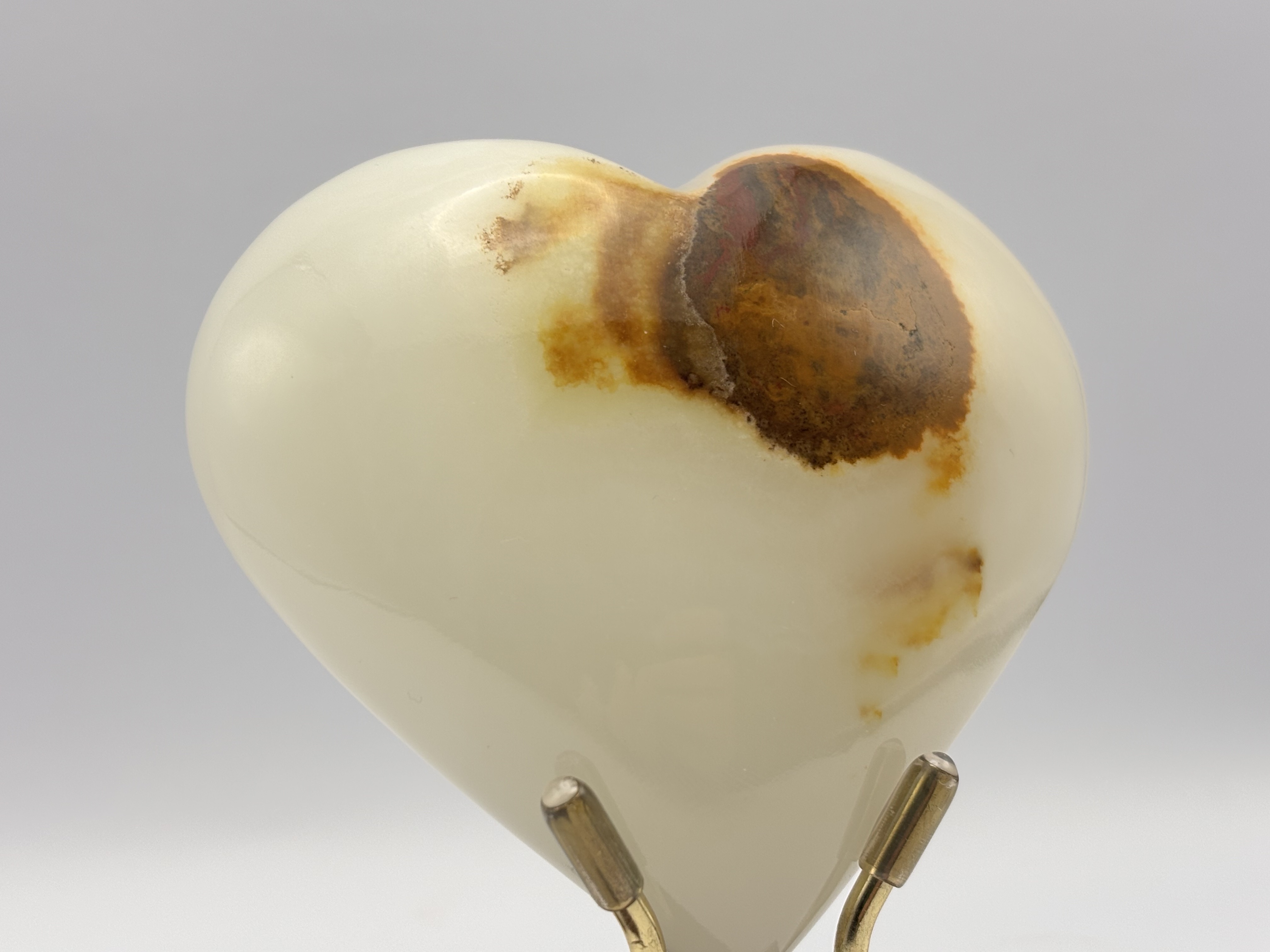 Ágata branca com inclusões de óxido de ferro