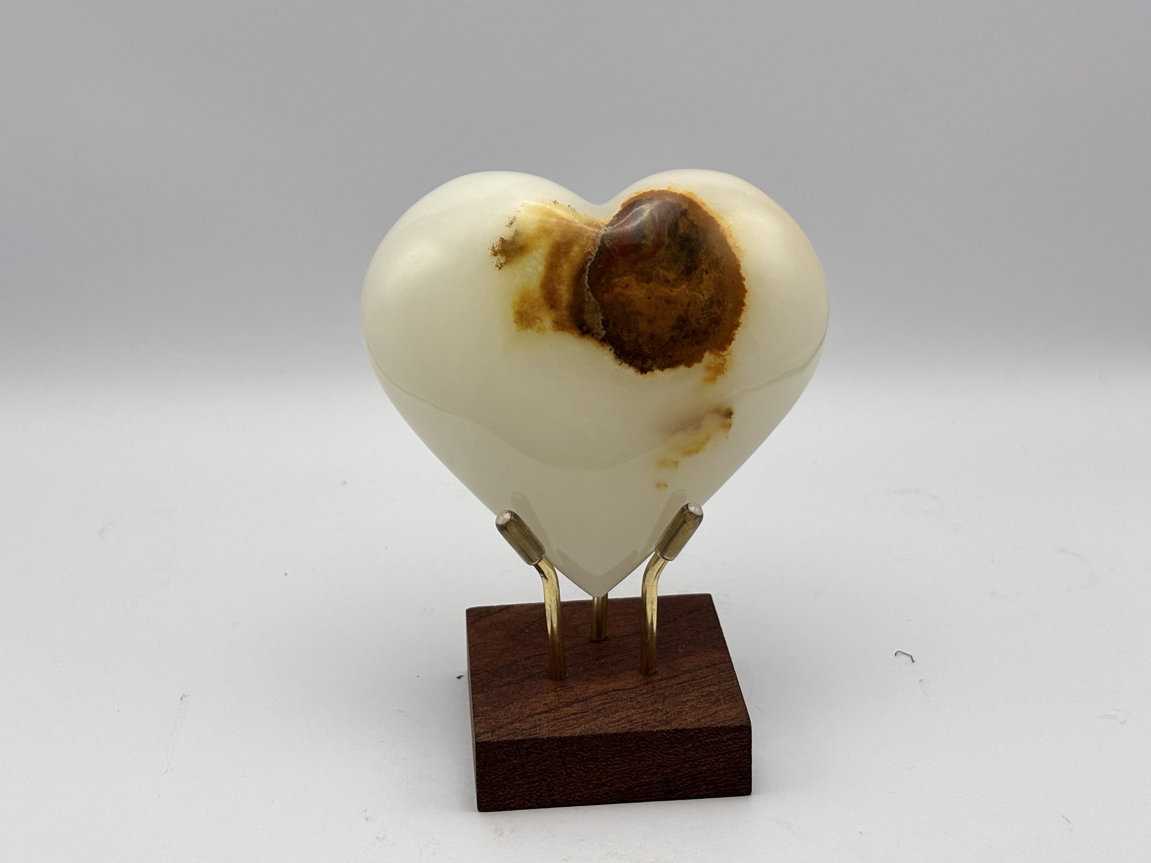 Ágata branca com inclusões de óxido de ferro