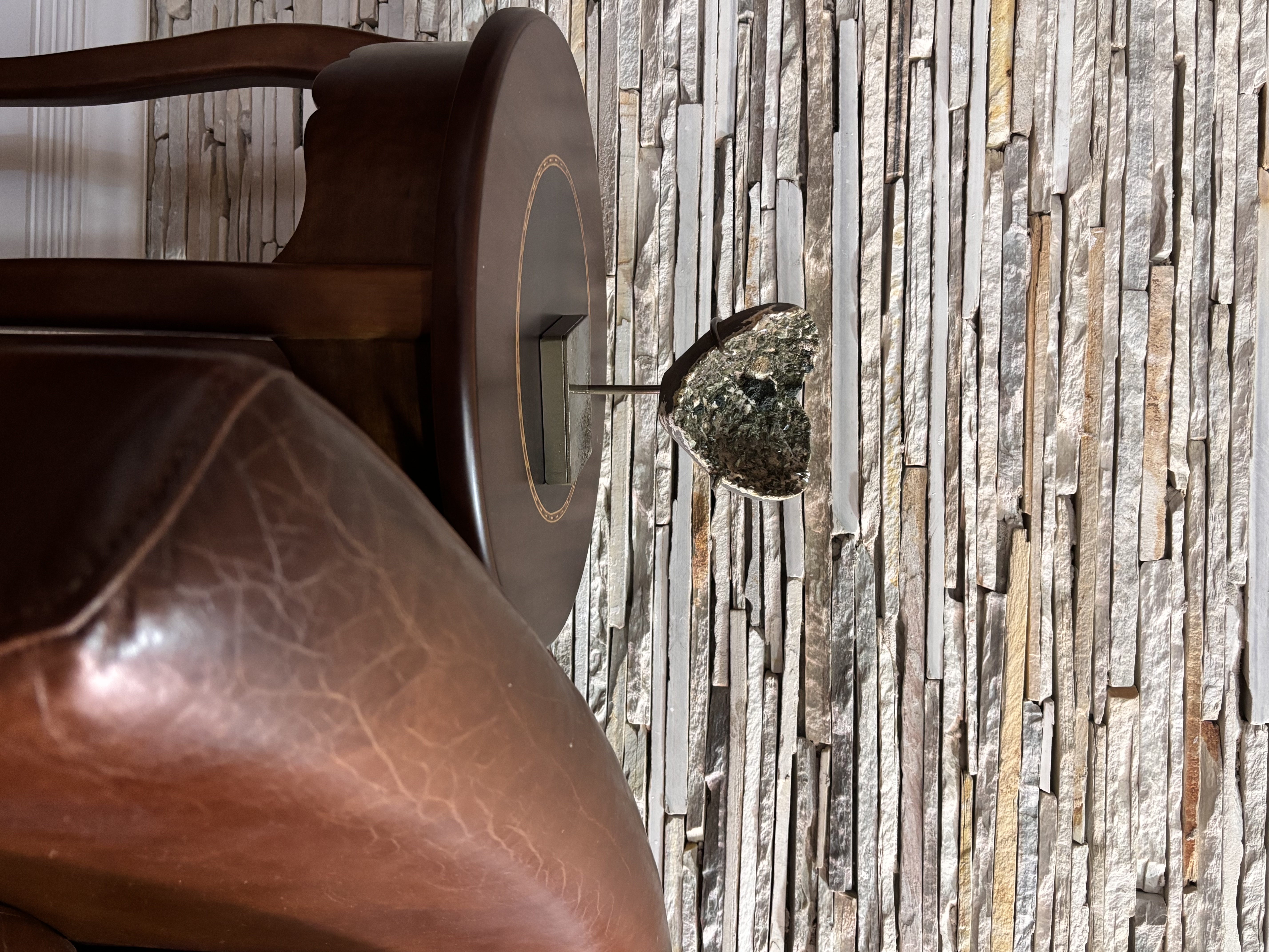 EPIDOTA  com  cristais verdes alongados, em tom “verde oliva / pistache