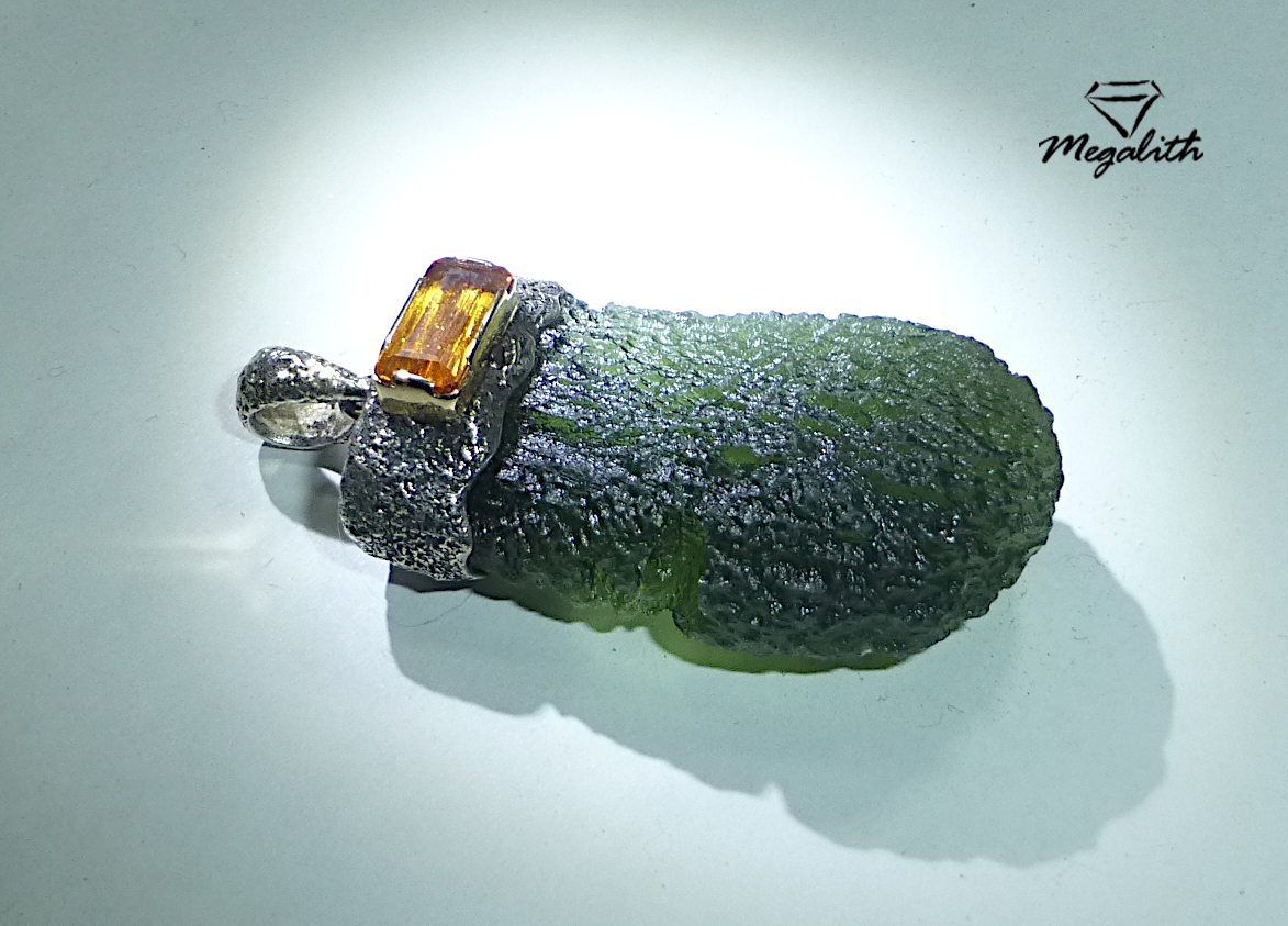 (E006) Moldavit Anhänger Tropfen