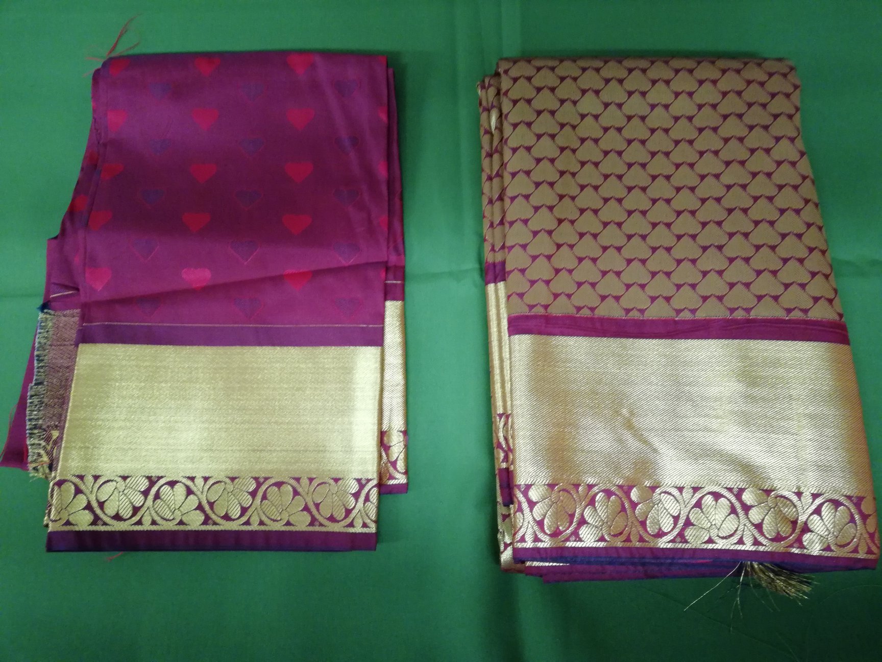 Lila Seiden-Saree mit goldener Handstickerei