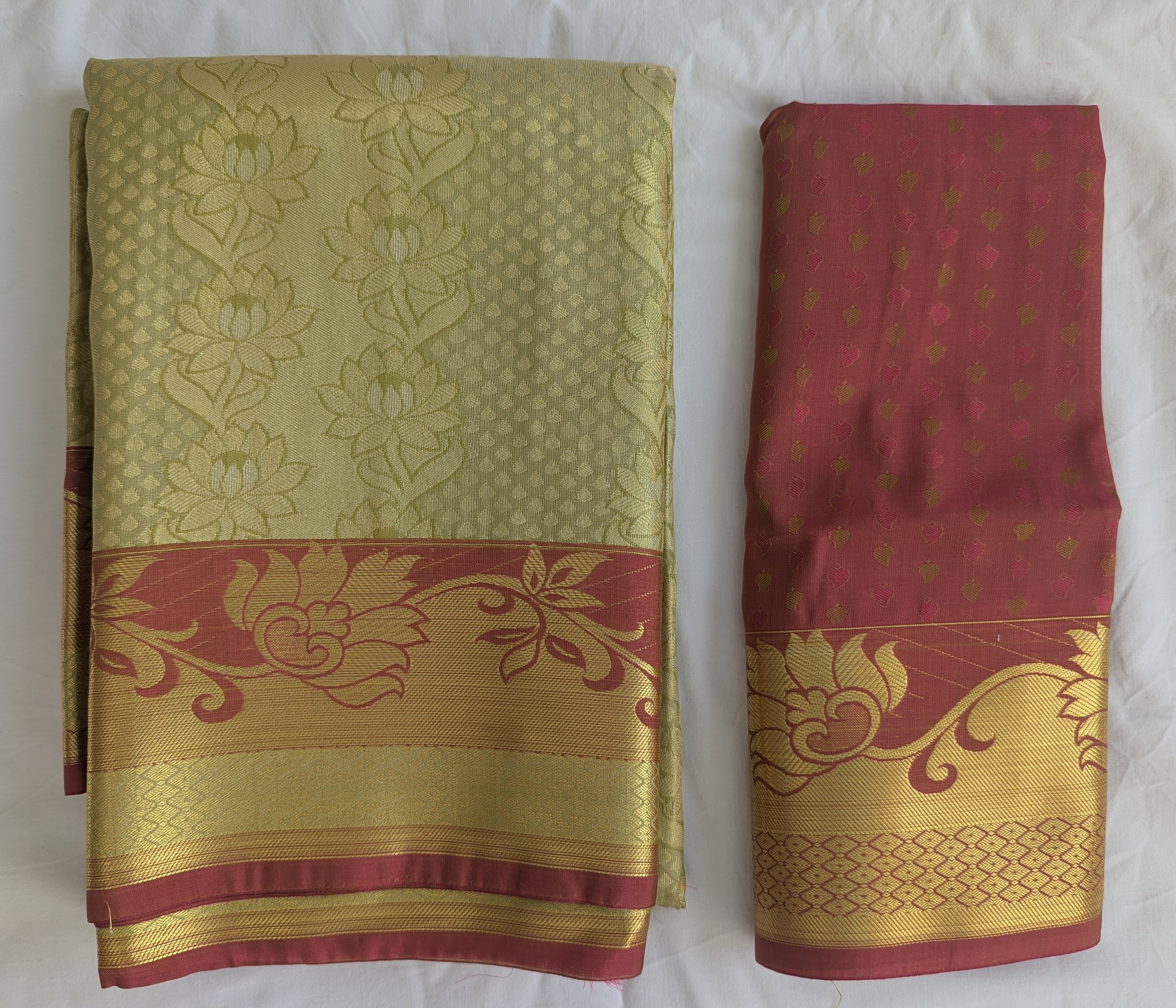 Eleganter Saree mit goldenen und roten Akzenten