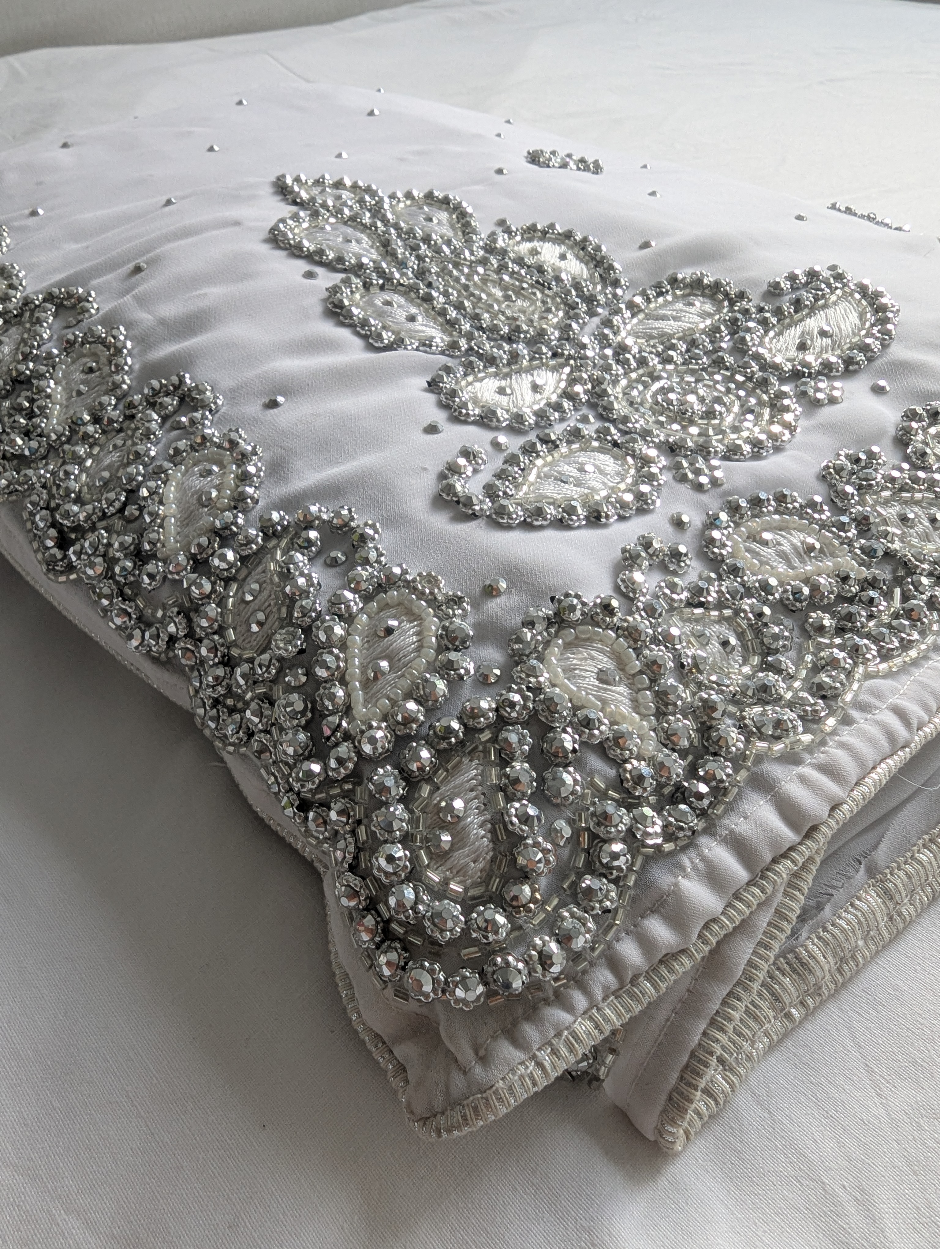 Silber bestickter weisser Saree