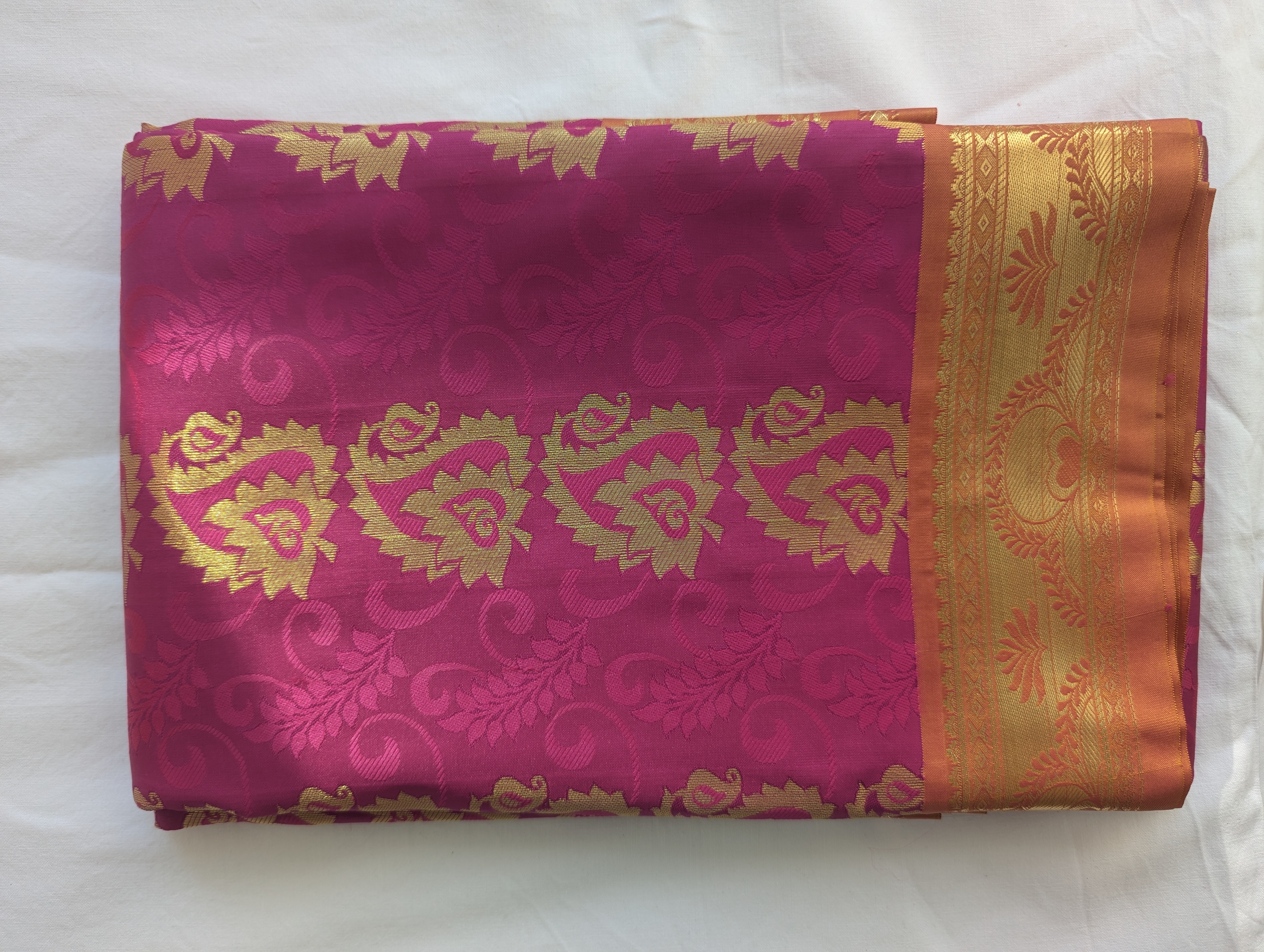 Seidensaree mit goldener Bordüre