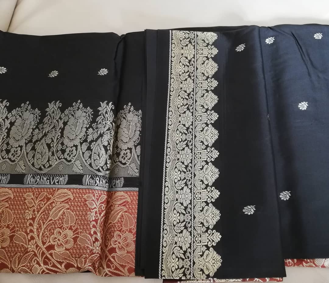 Schwarzer Saree mit Silberbestickung
