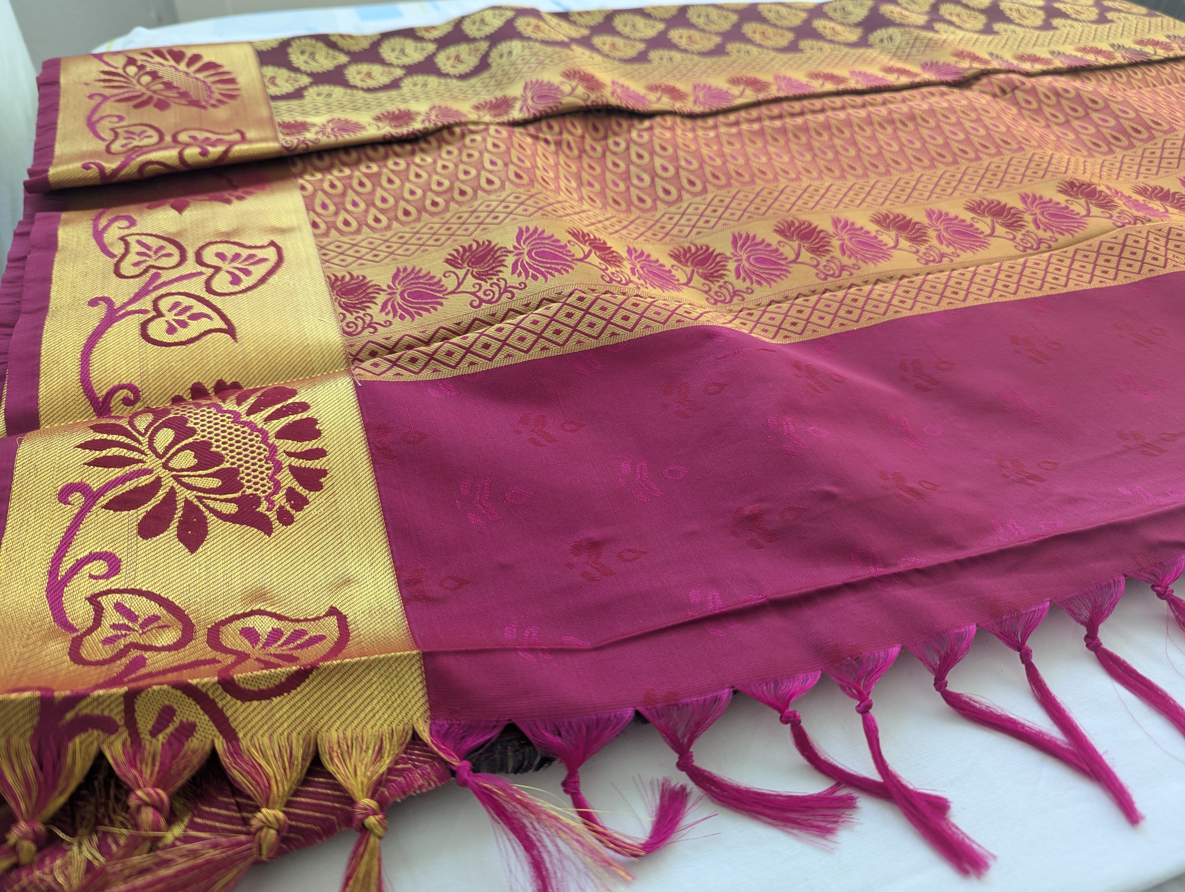 Eleganter Saree mit goldenen Mustern