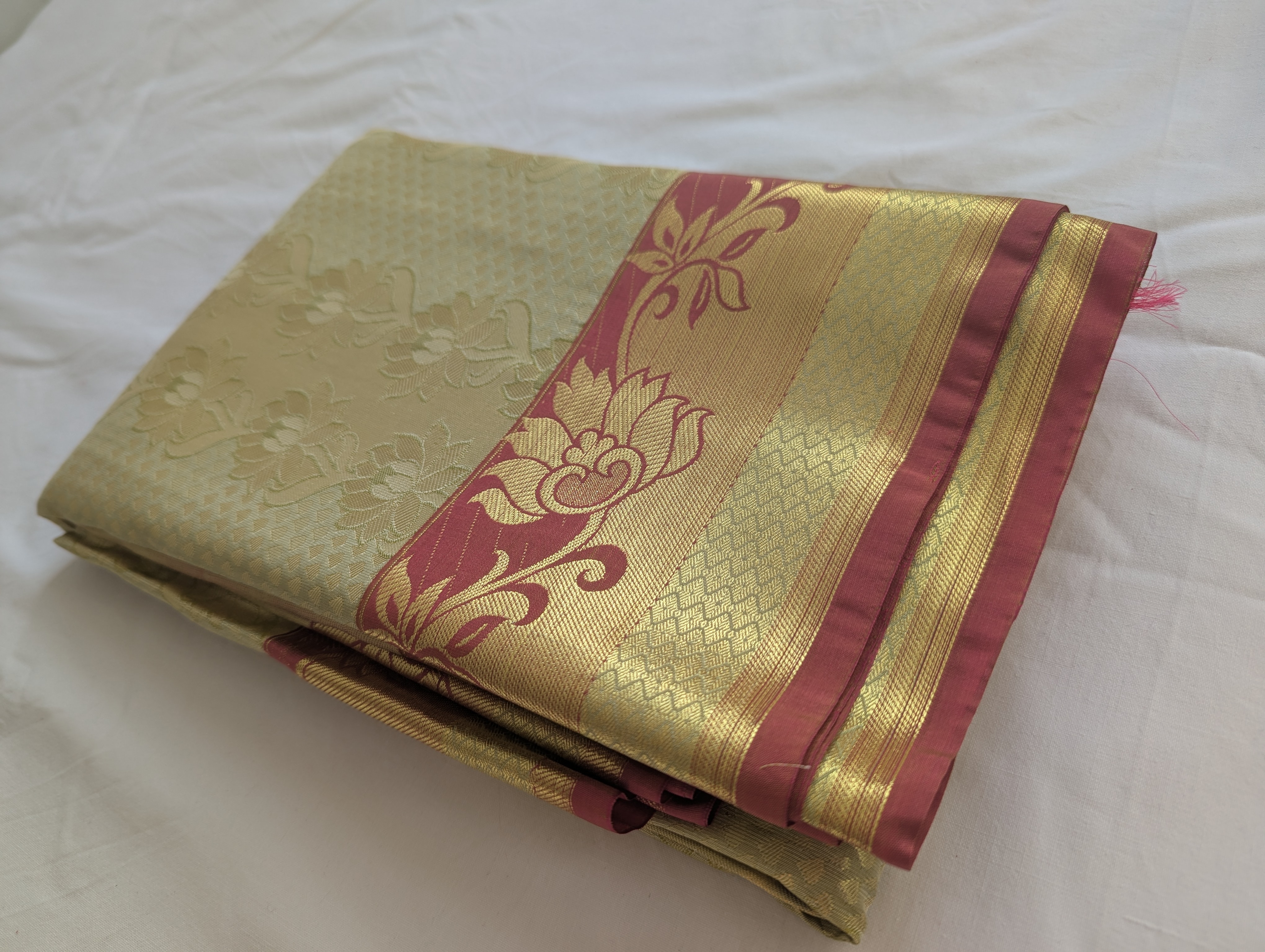 Eleganter Saree mit goldenen und roten Akzenten