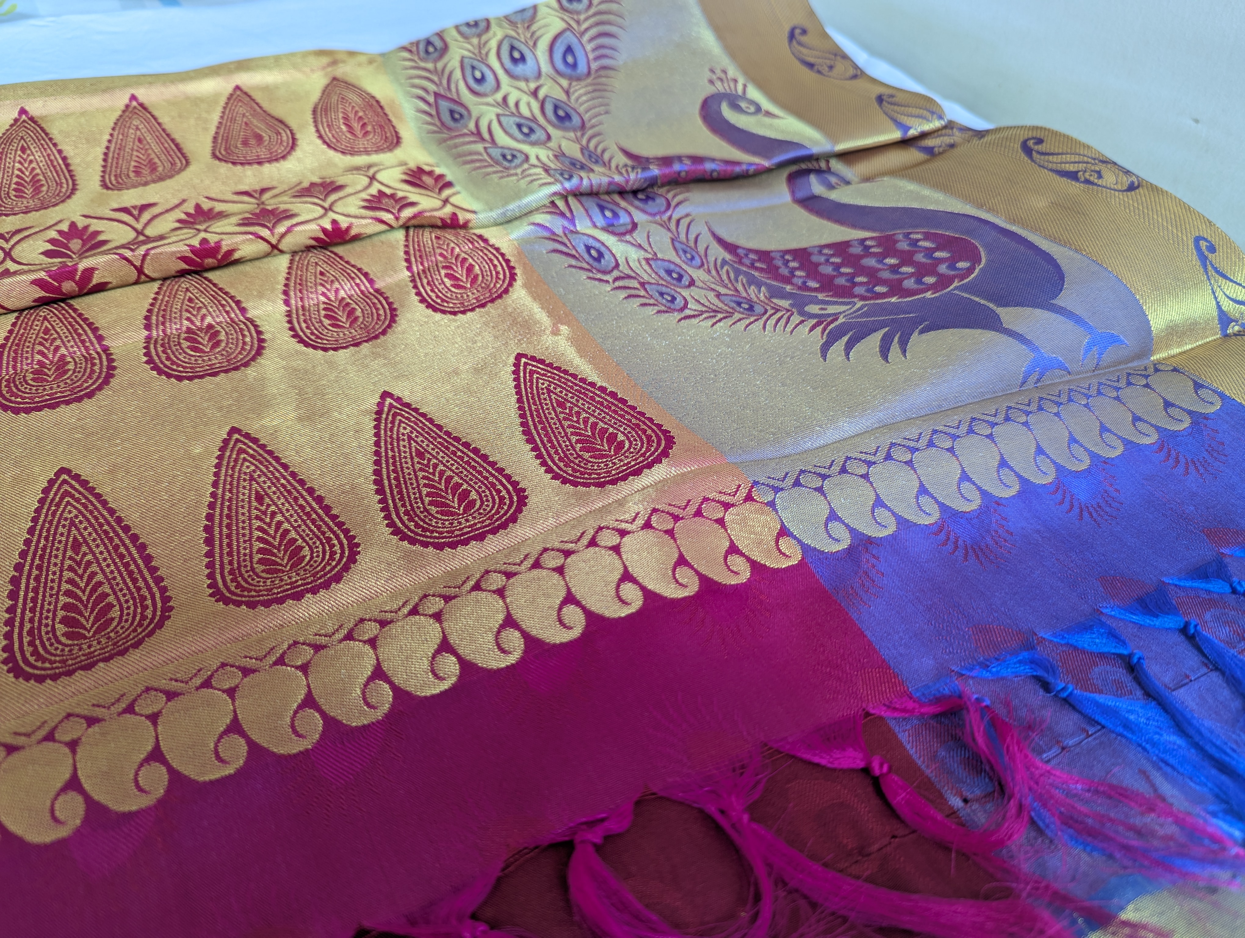 Seiden Saree mit Pfauenmotiv