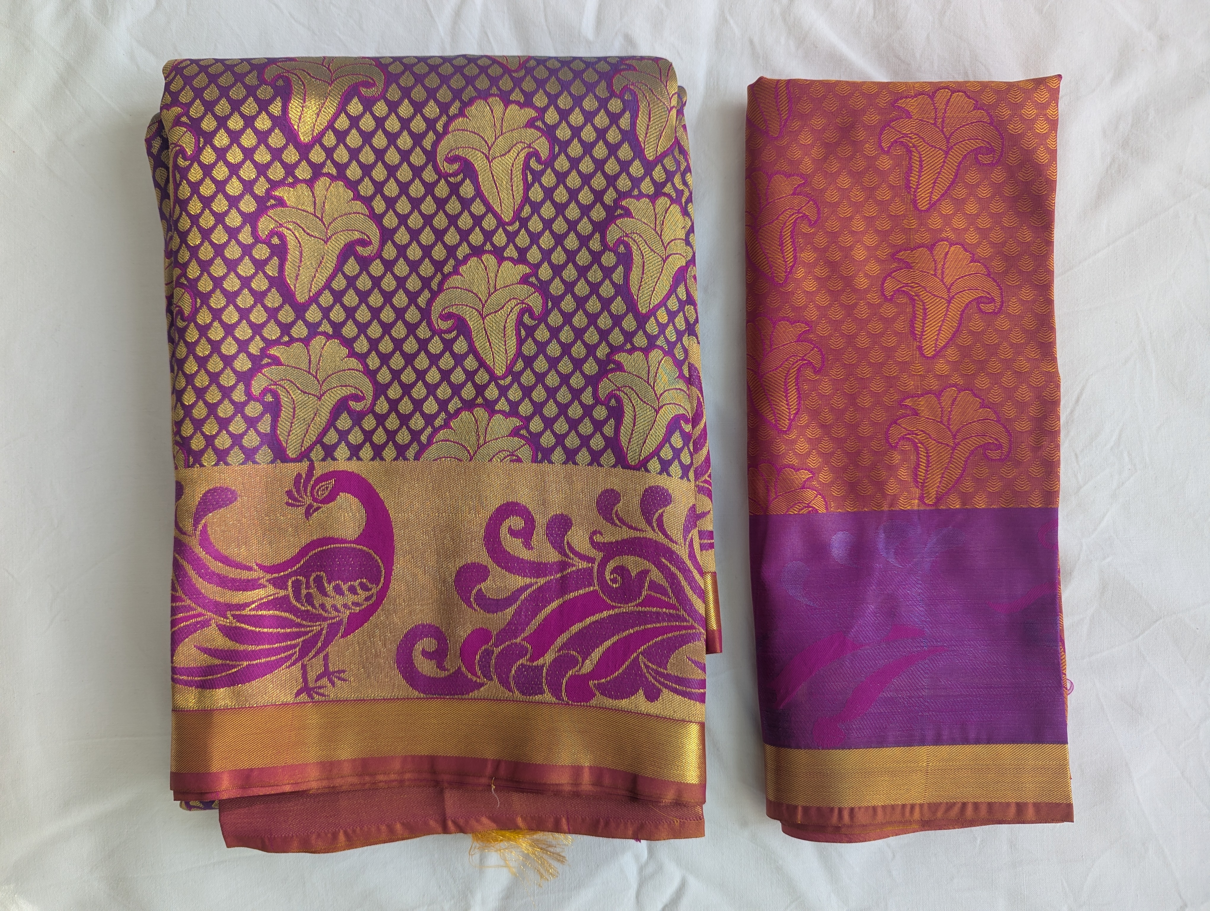 Eleganter violetter Saree mit Pfauenmuster