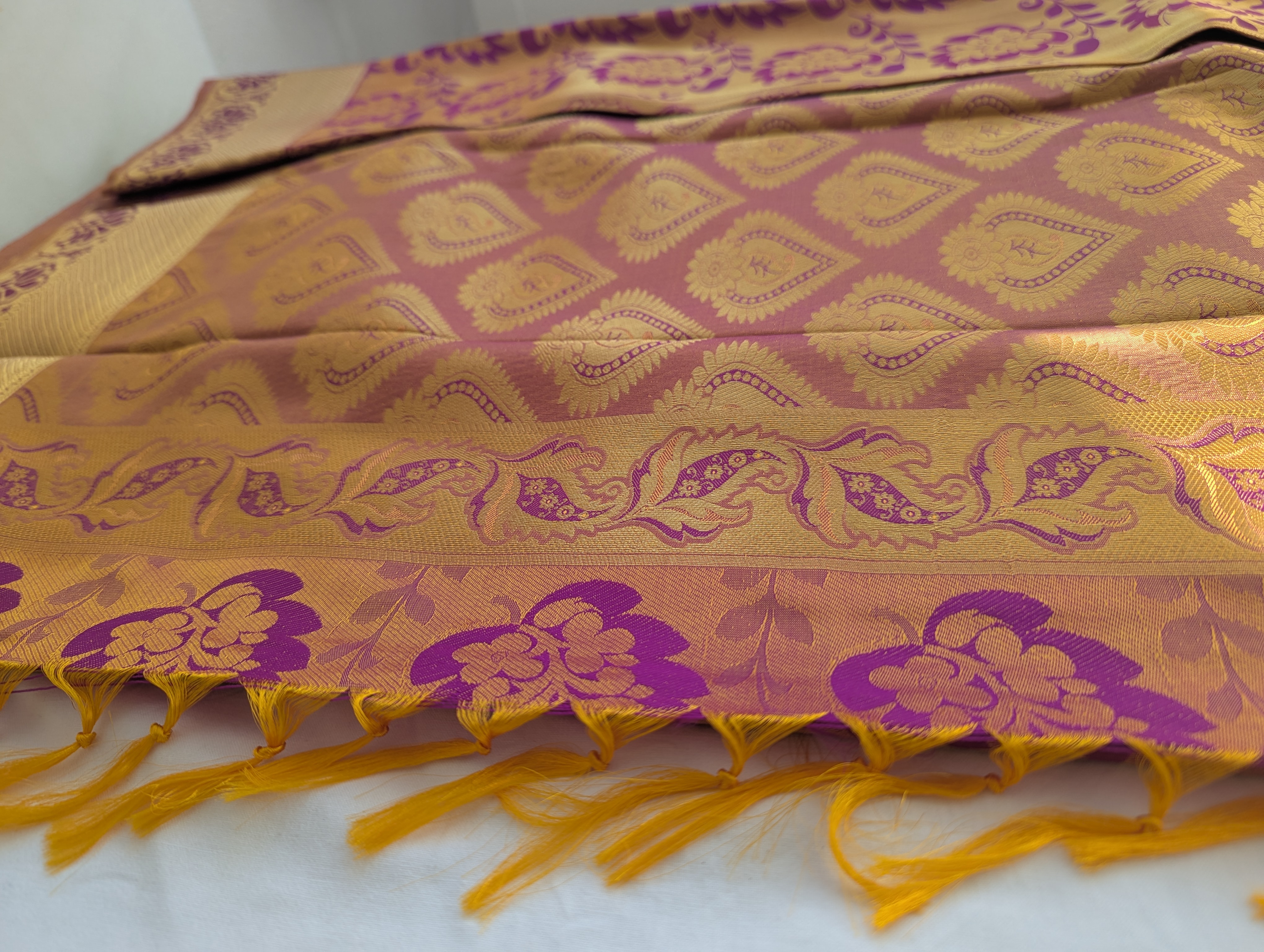 Eleganter gold-violetter Seidensaree mit floralen Mustern