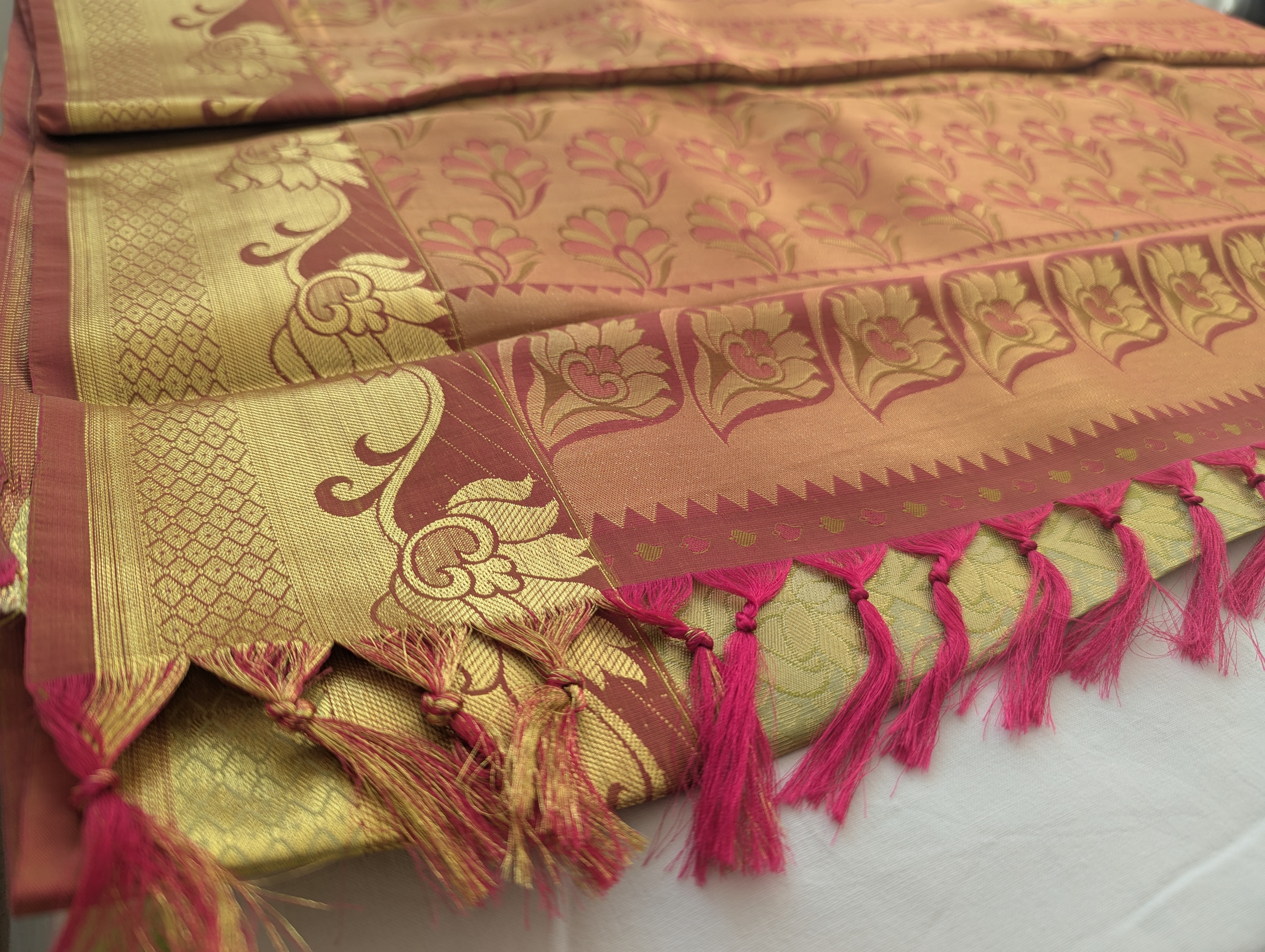 Eleganter Saree mit goldenen und roten Akzenten
