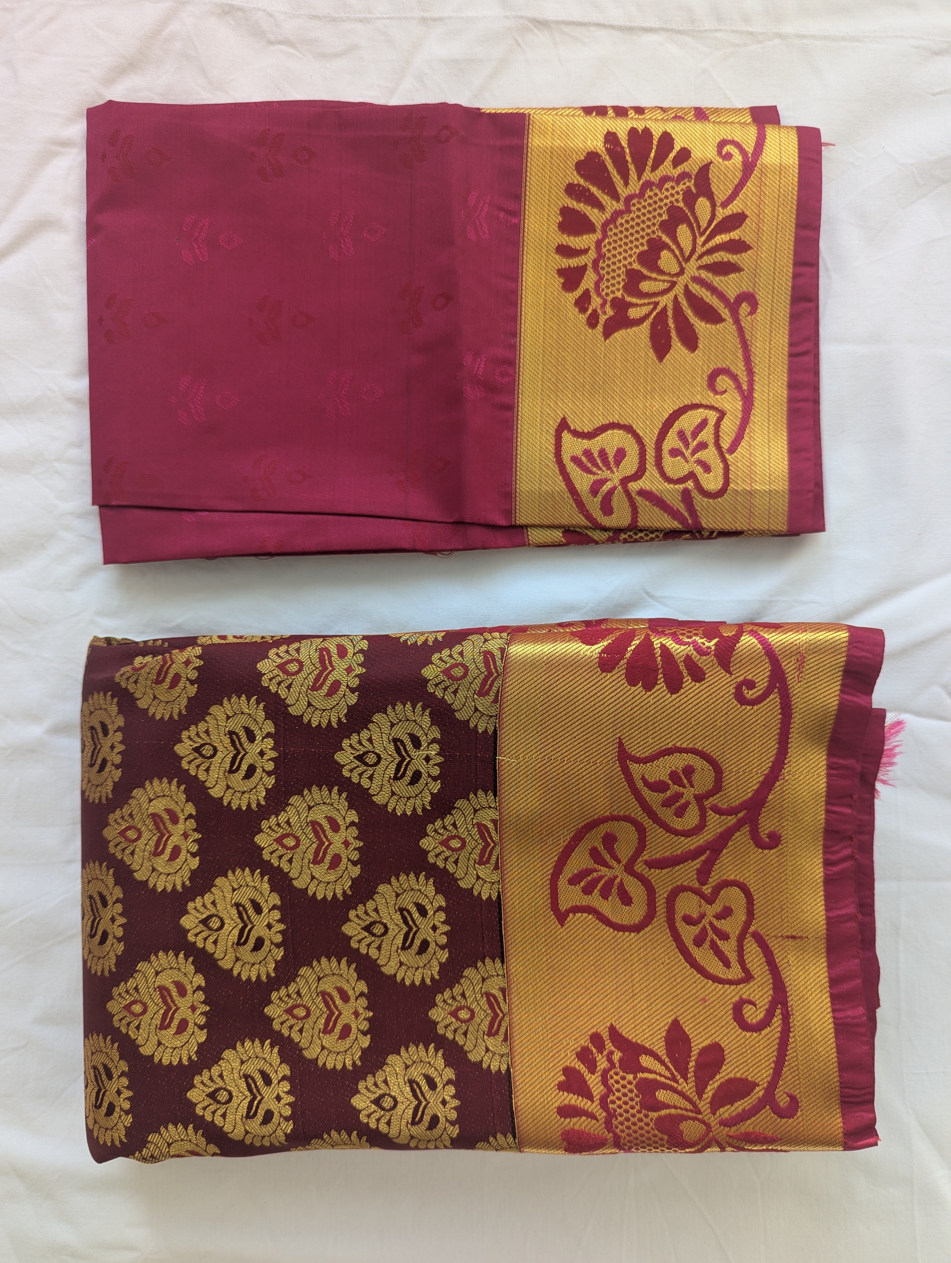 Eleganter Saree mit goldenen Mustern