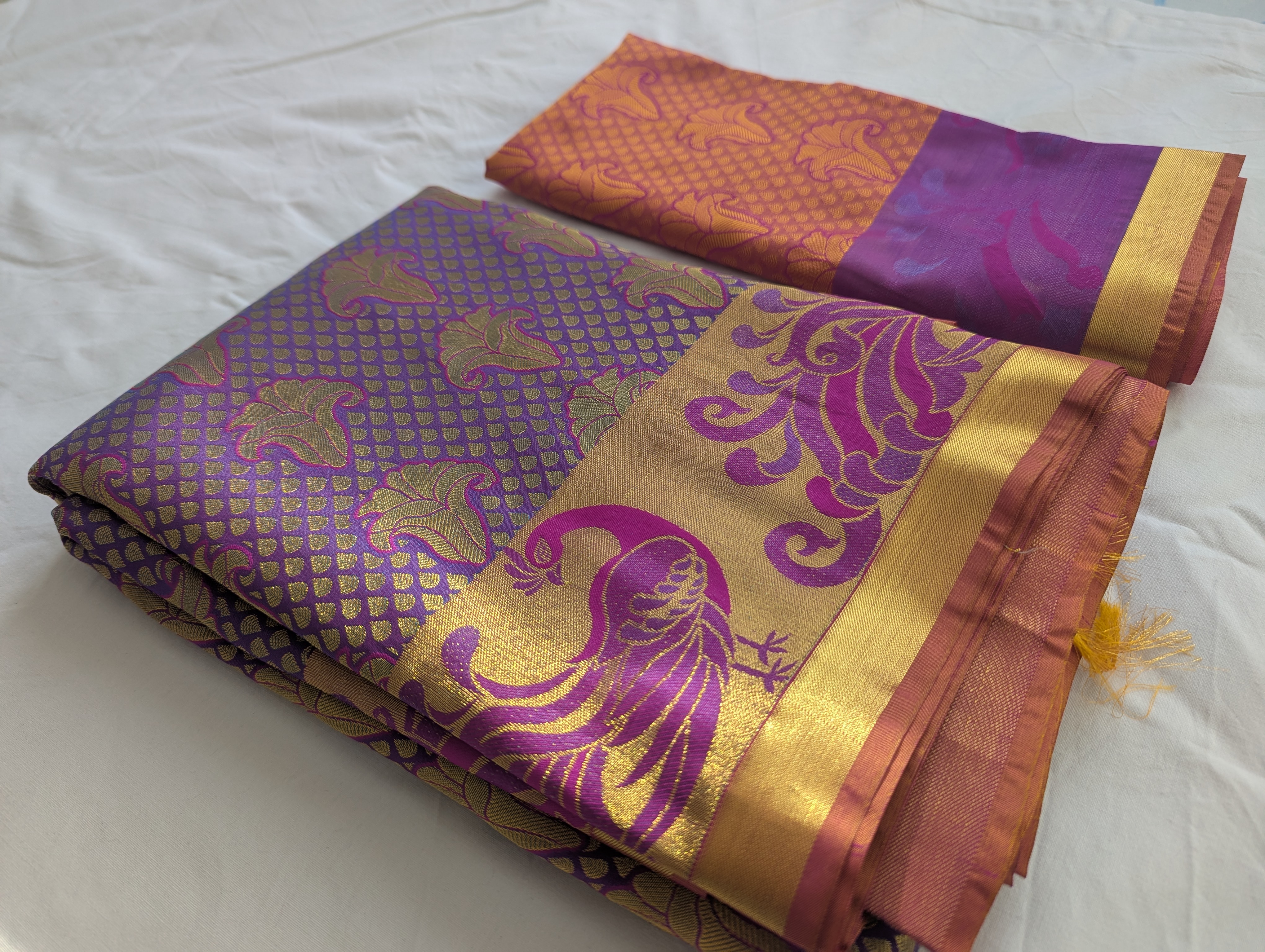 Eleganter violetter Saree mit Pfauenmuster