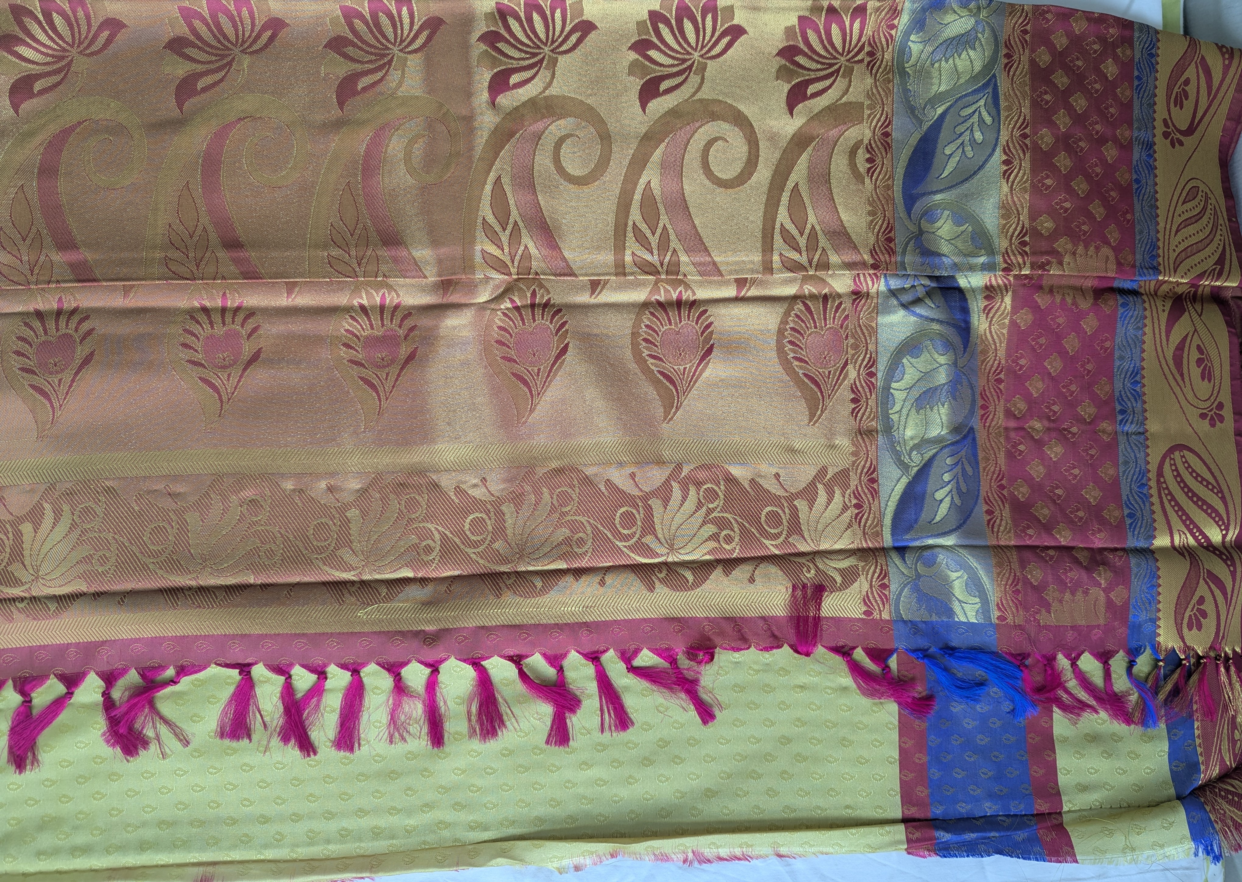 Traditioneller Seidensaree mit goldenen und farbigen Mustern