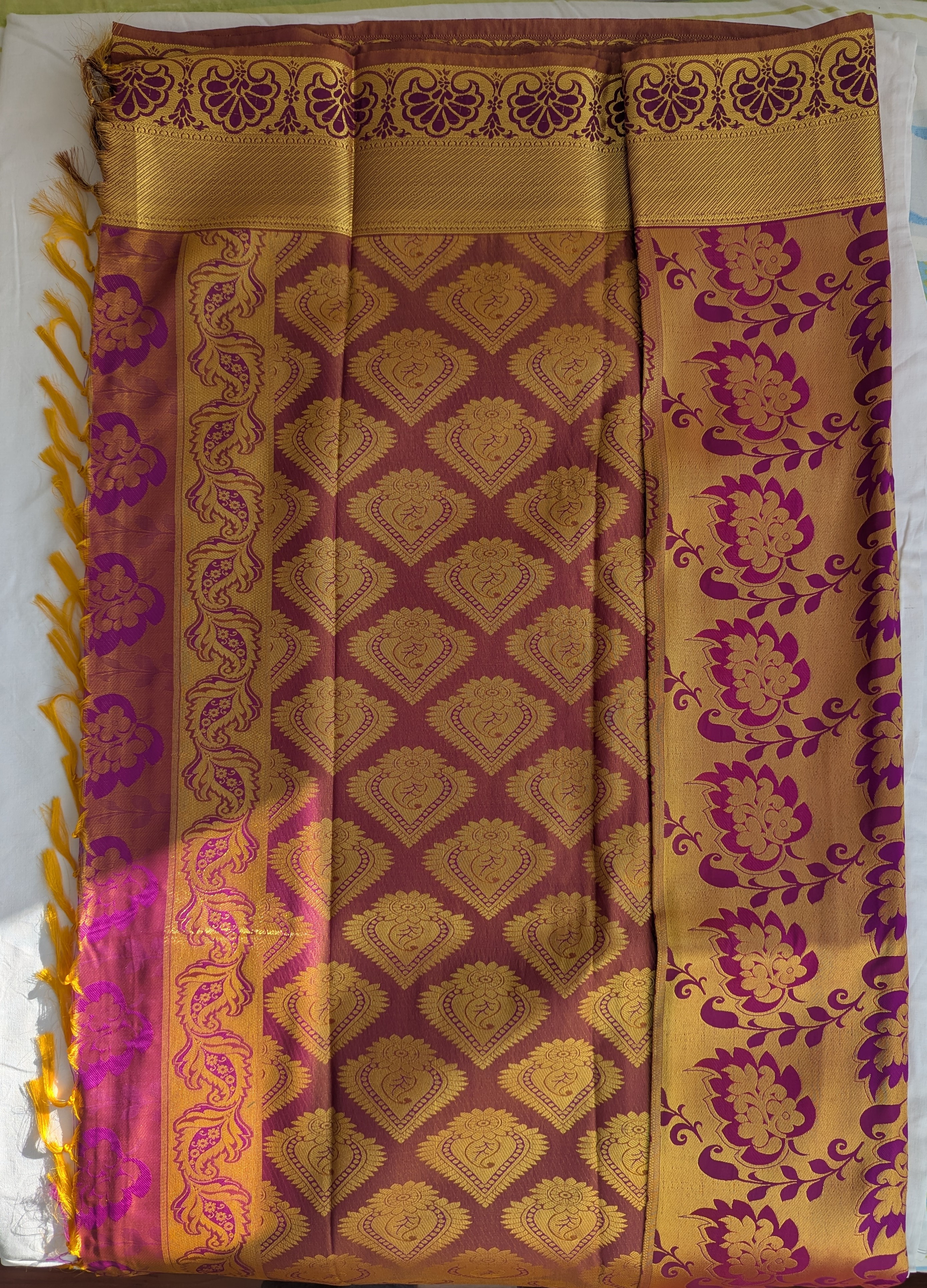 Eleganter gold-violetter Seidensaree mit floralen Mustern