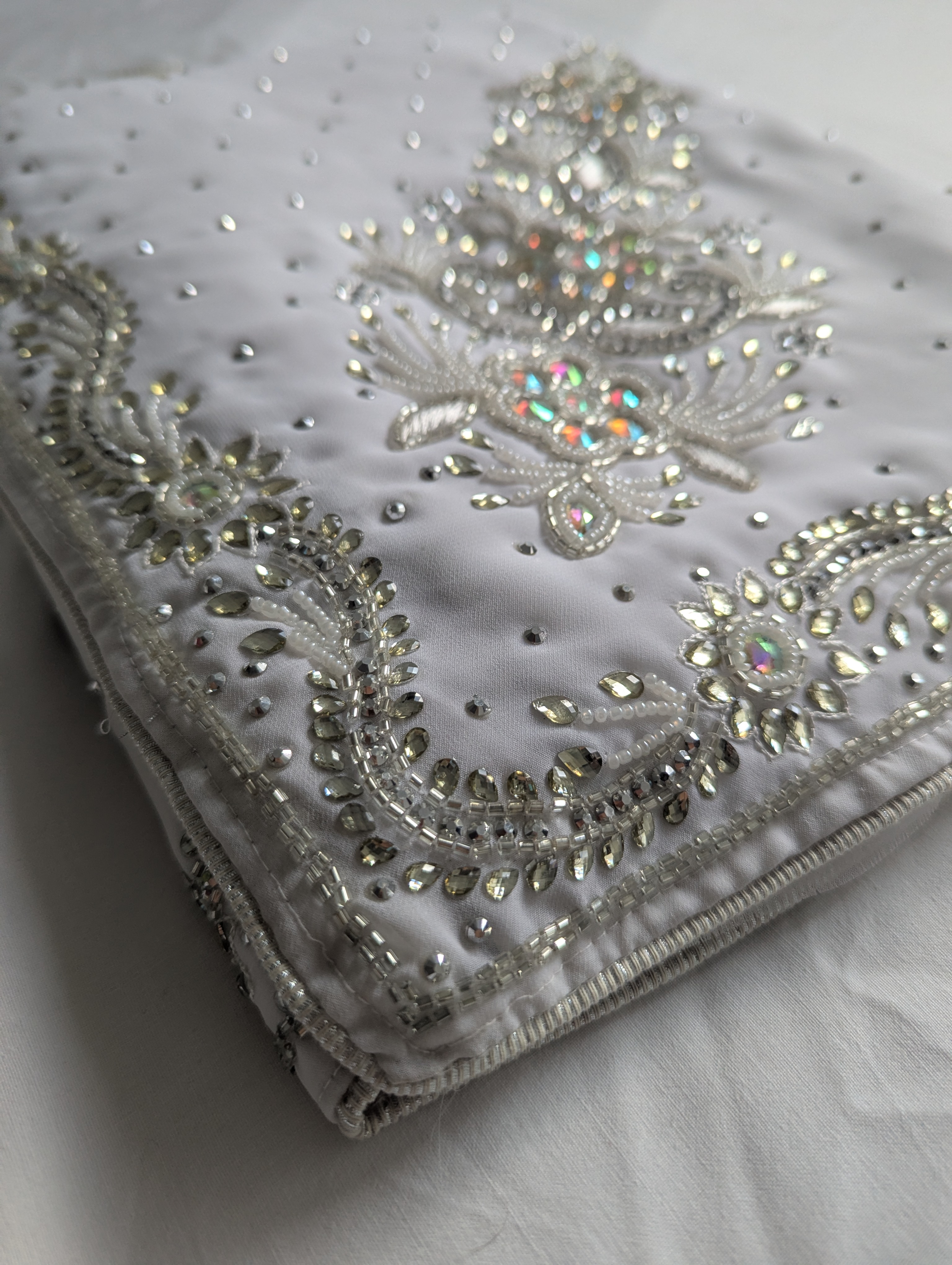 Bestickter weisser Saree