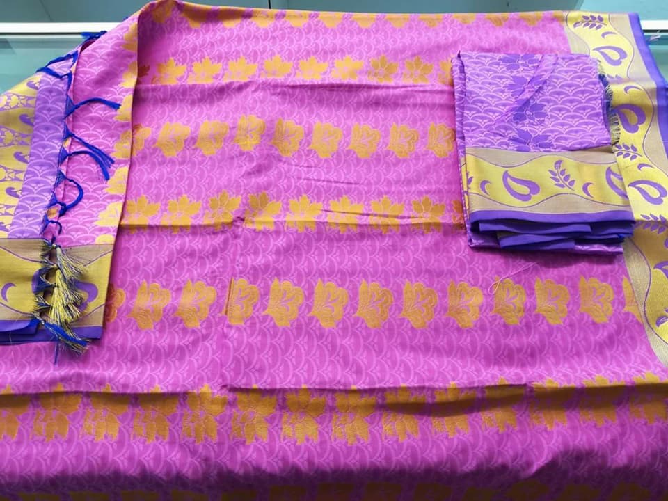 Lila Seiden-Saree mit Goldstickereien