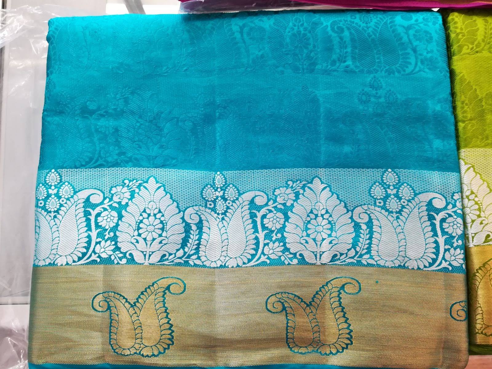 Türkis-Blaue Seiden-Saree mit goldener Bordüre