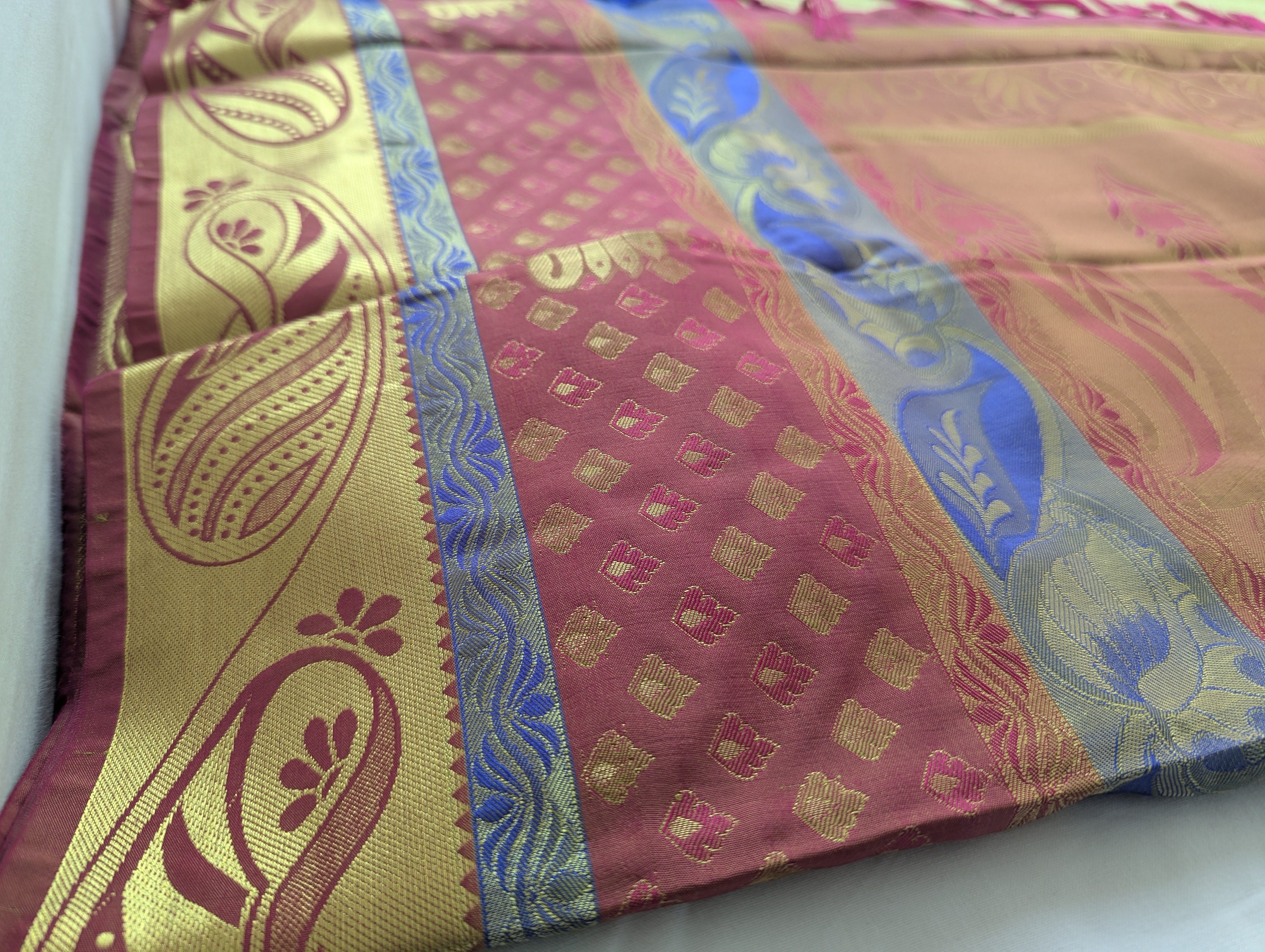 Traditioneller Seidensaree mit goldenen und farbigen Mustern