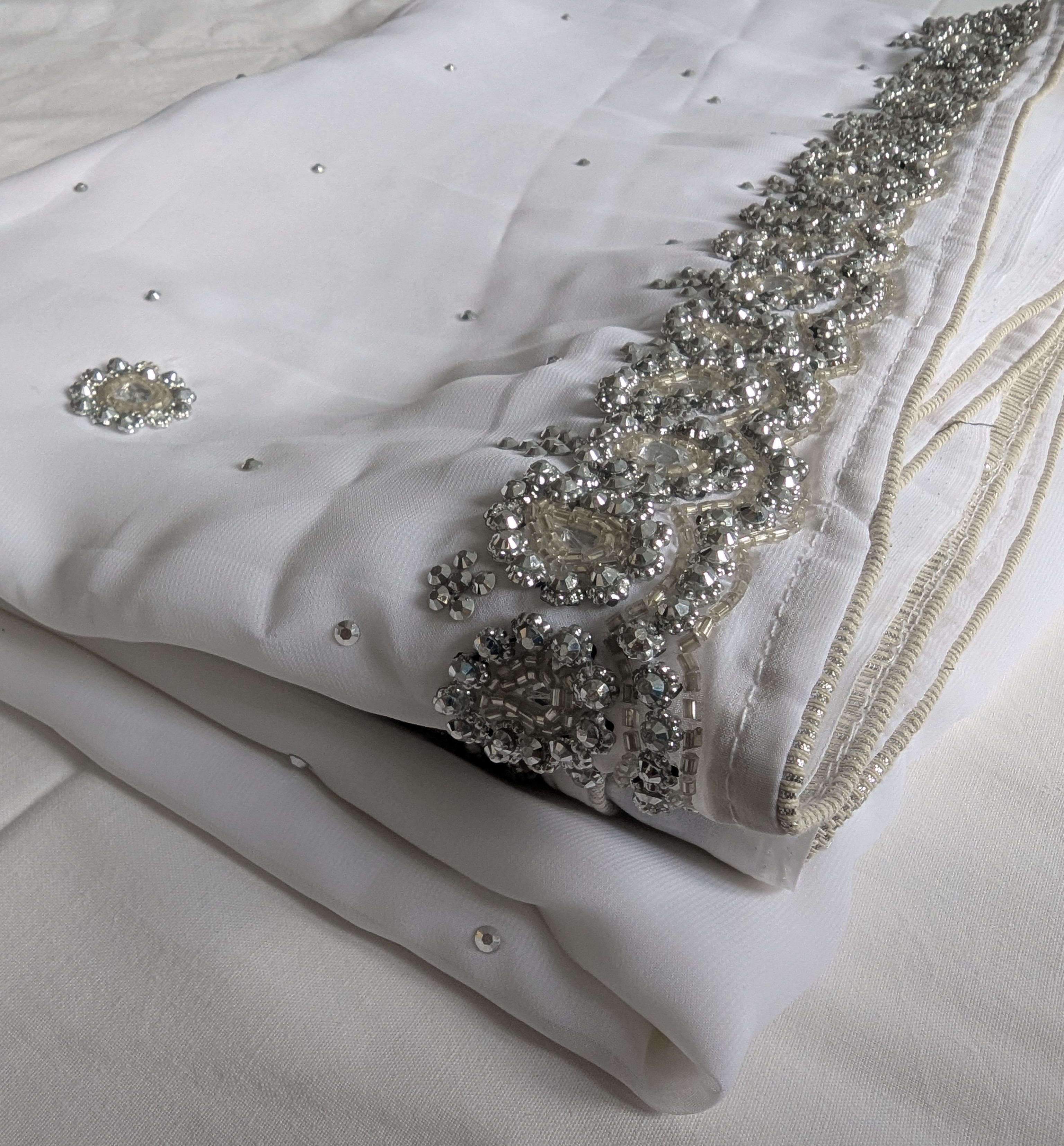 Eleganter weisser Sari mit Silberstickerei