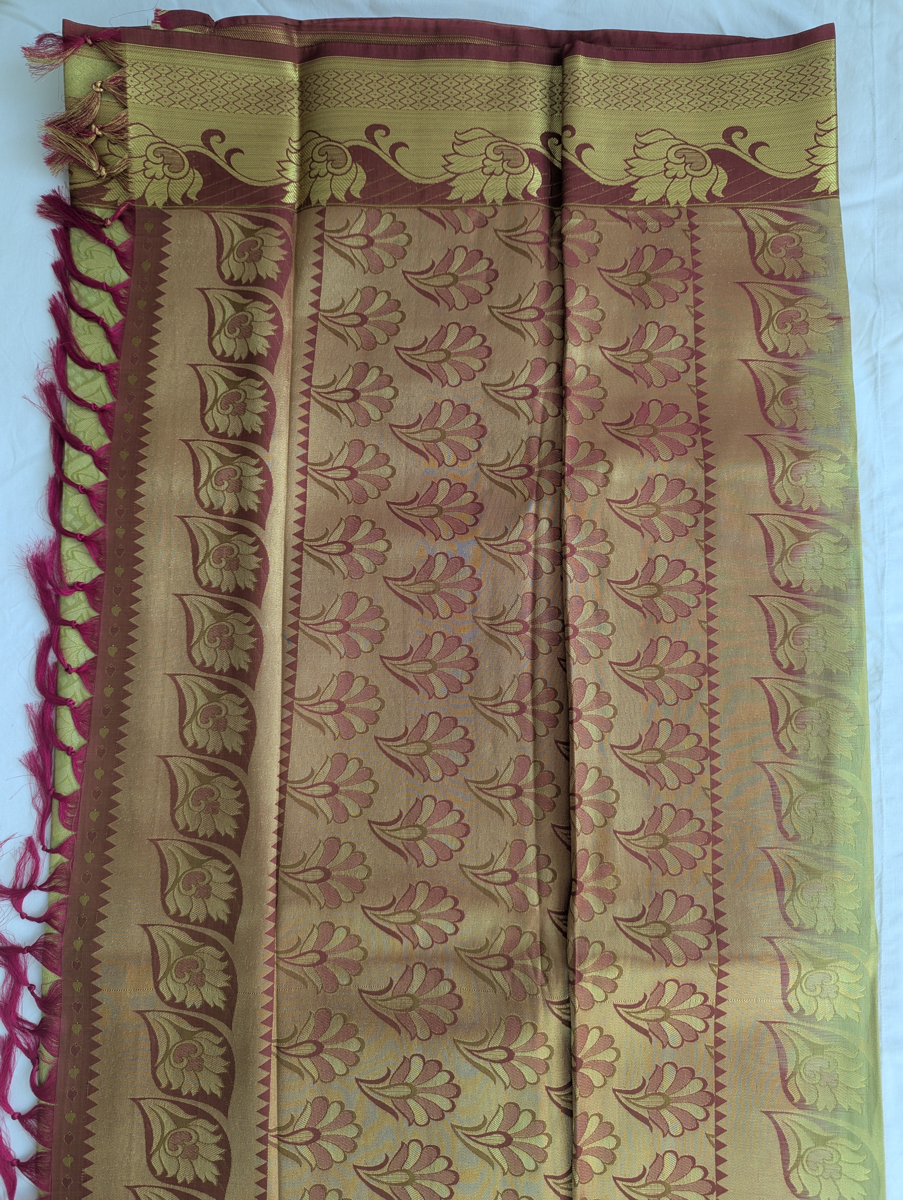 Eleganter Saree mit goldenen und roten Akzenten