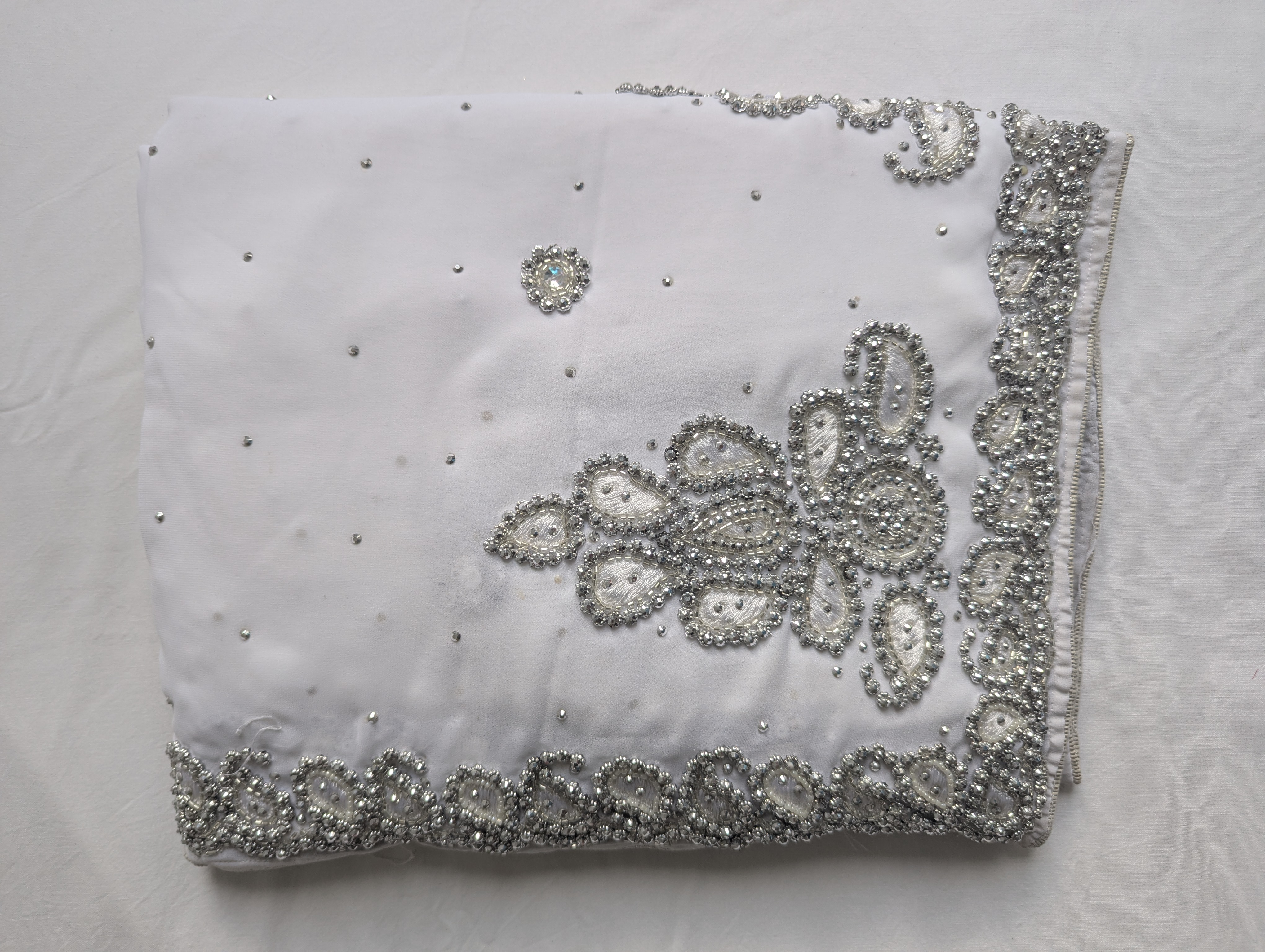 Silber bestickter weisser Saree