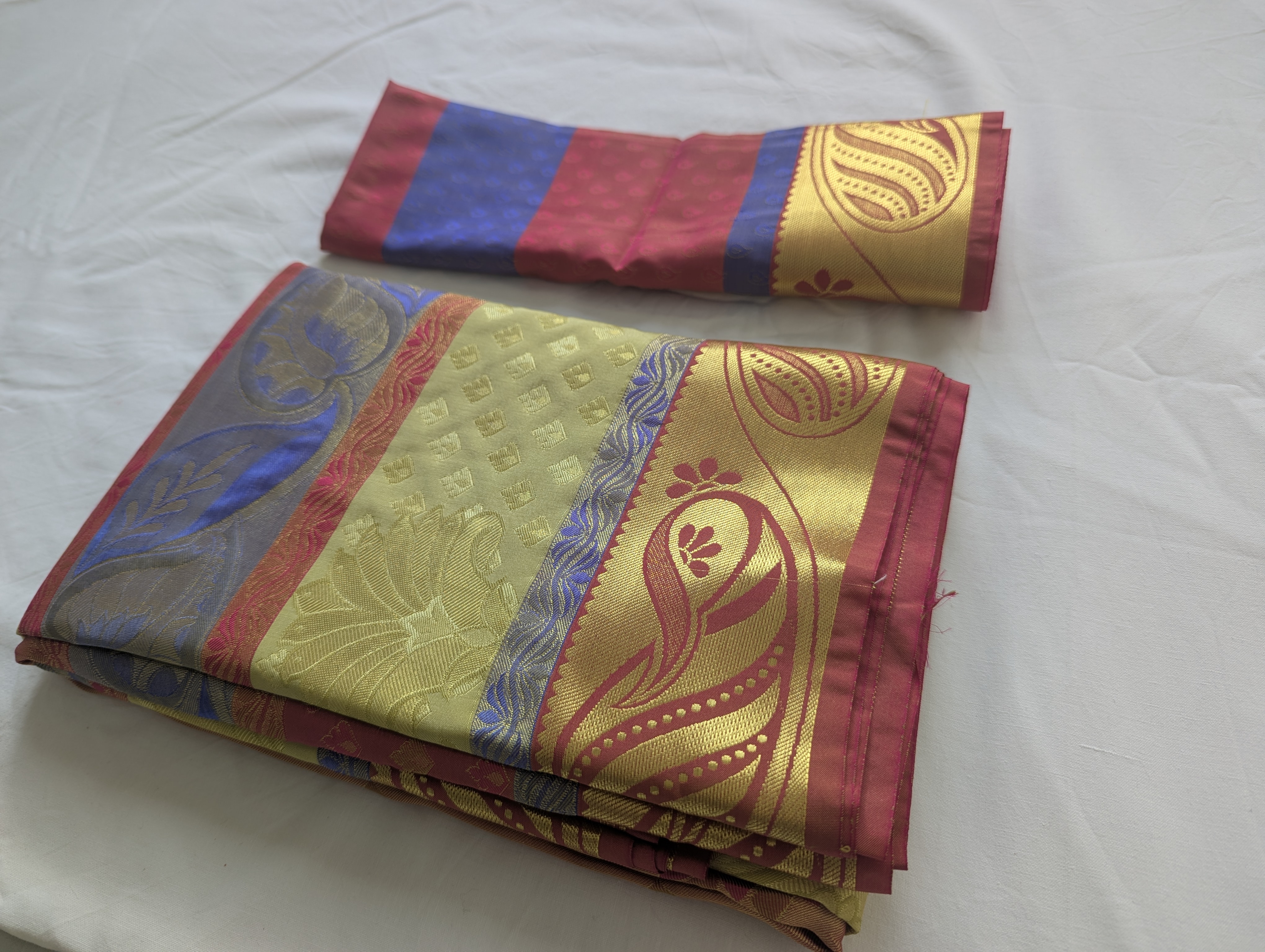 Traditioneller Seidensaree mit goldenen und farbigen Mustern