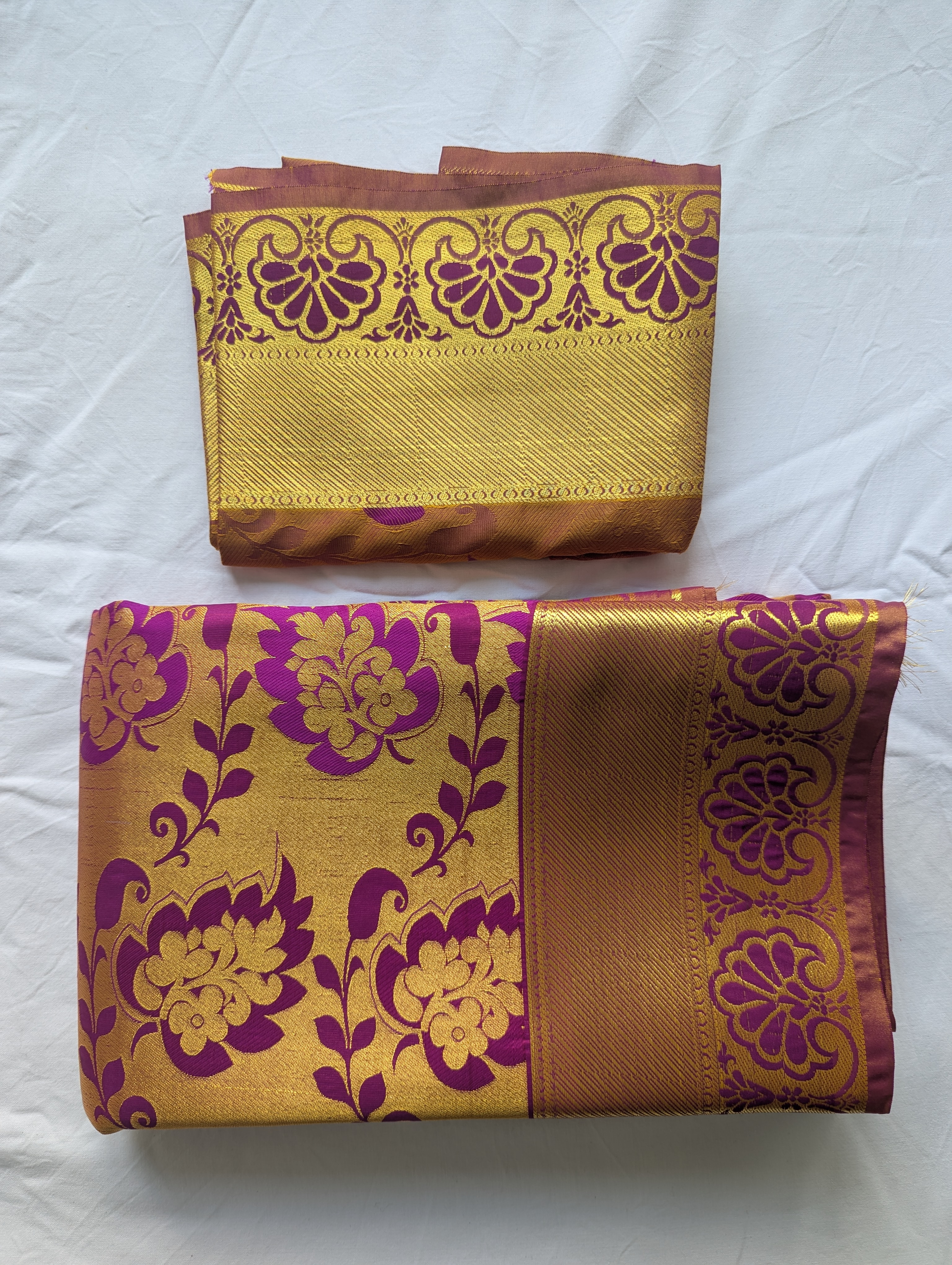 Eleganter gold-violetter Seidensaree mit floralen Mustern