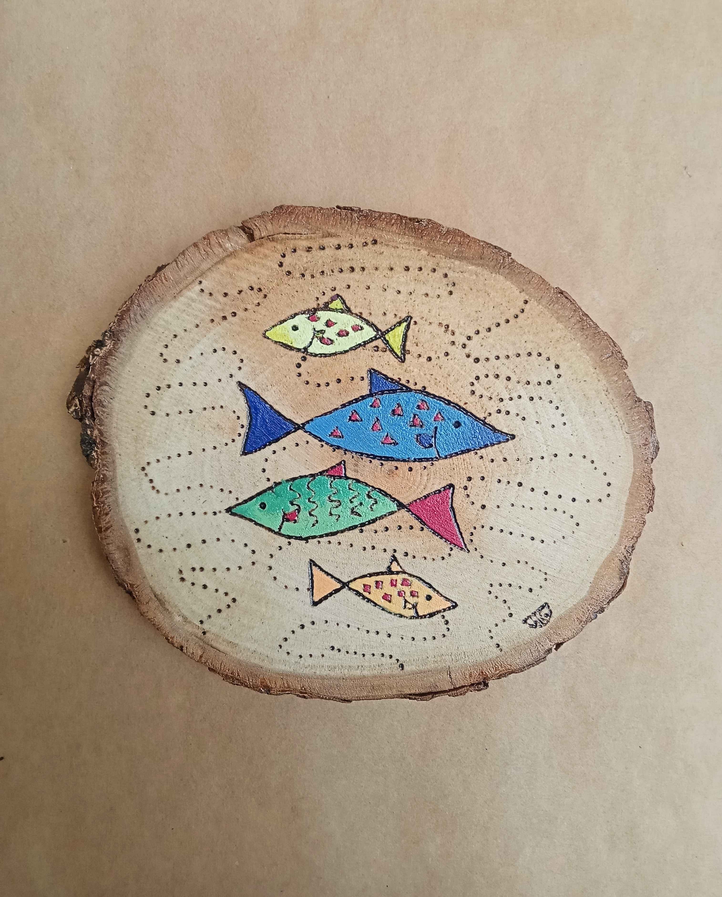 Sección de tronco pequeño ilustrado Peces