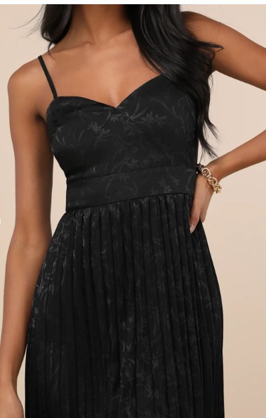 Vestido negro plisado