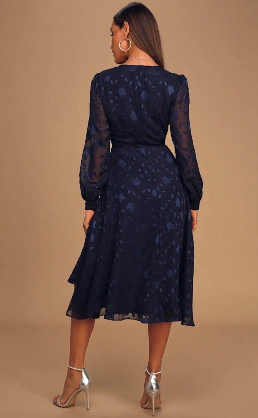 Vestido elegante azul marino con bordados florales