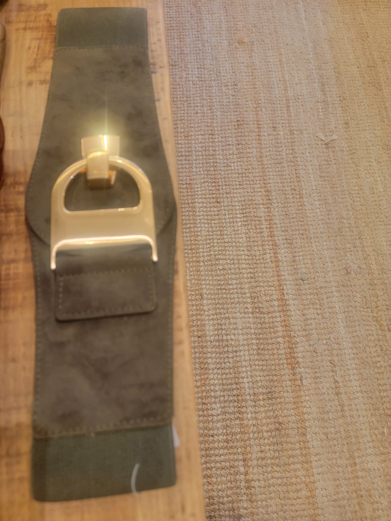 Ceinture en cuir avec boucle dorée