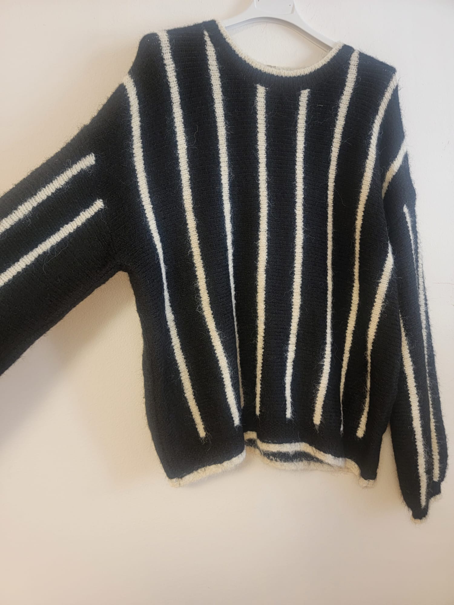 Pull noir à rayures blanches