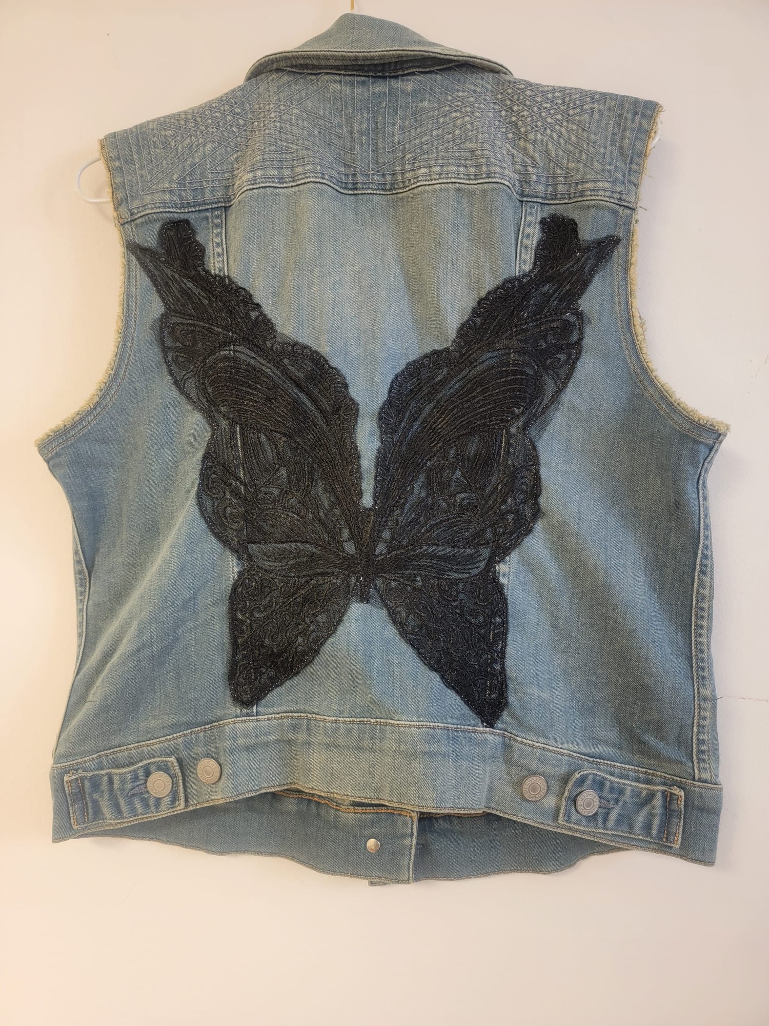 Veste en jean Levi's pièce unique sans manches avec motif papillon