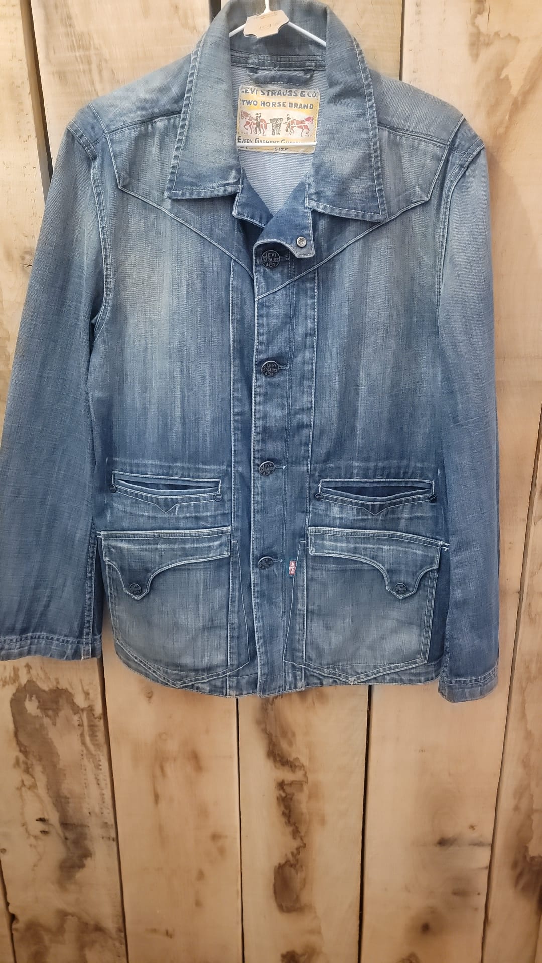 Veste en jean Levi's avec un pantalon cargo pour homme