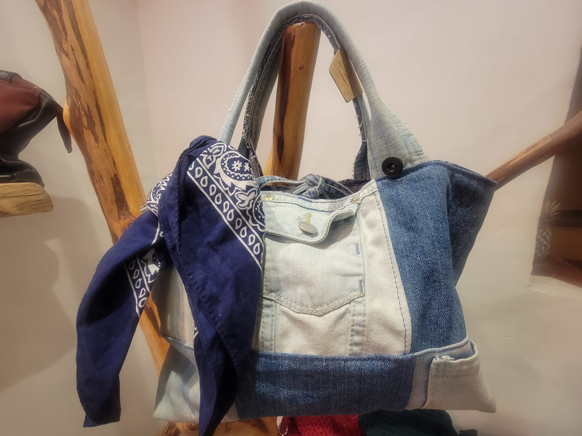 Sac à main en jean recyclé création unique.
