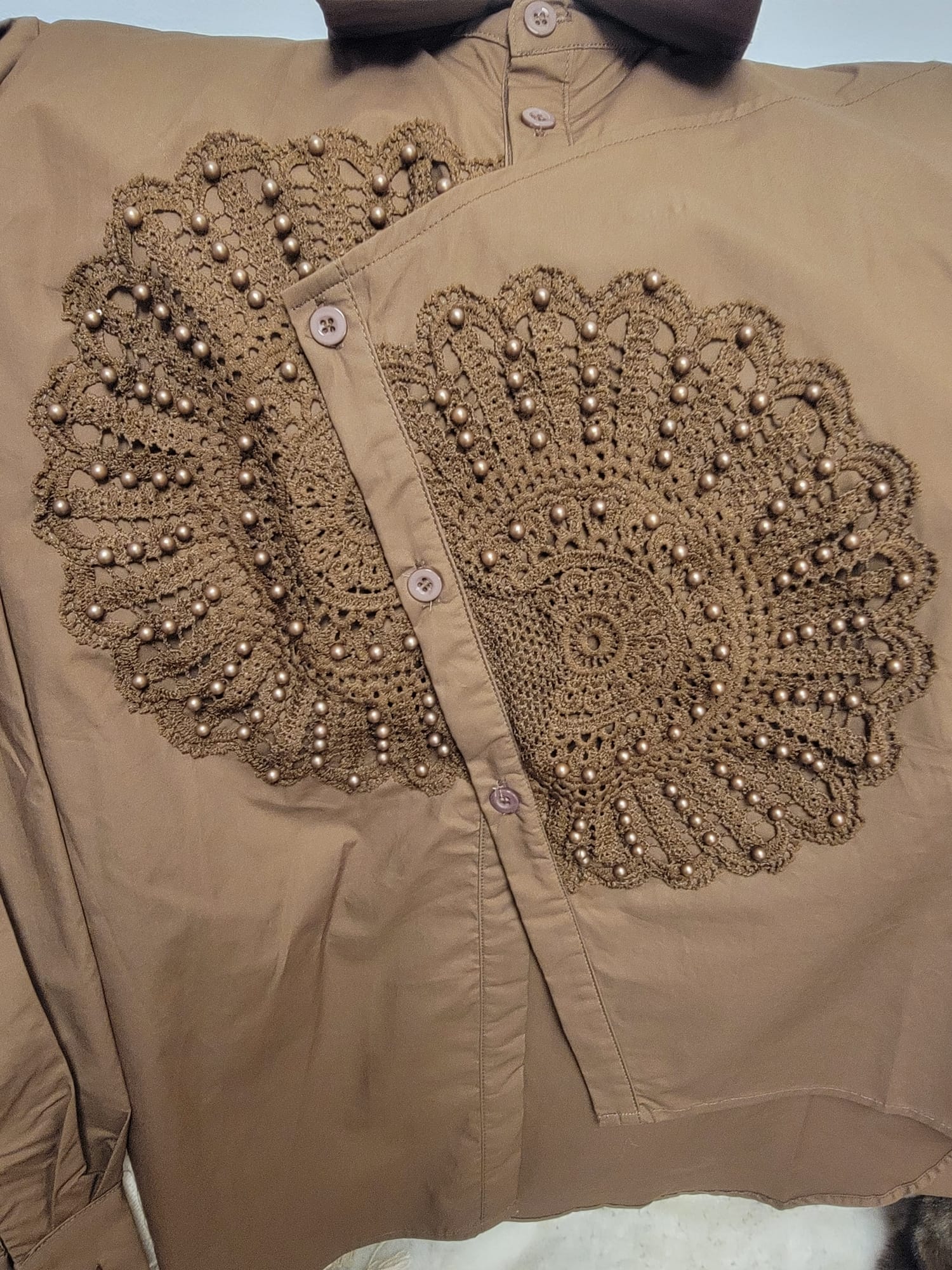 Chemise marron à broderies