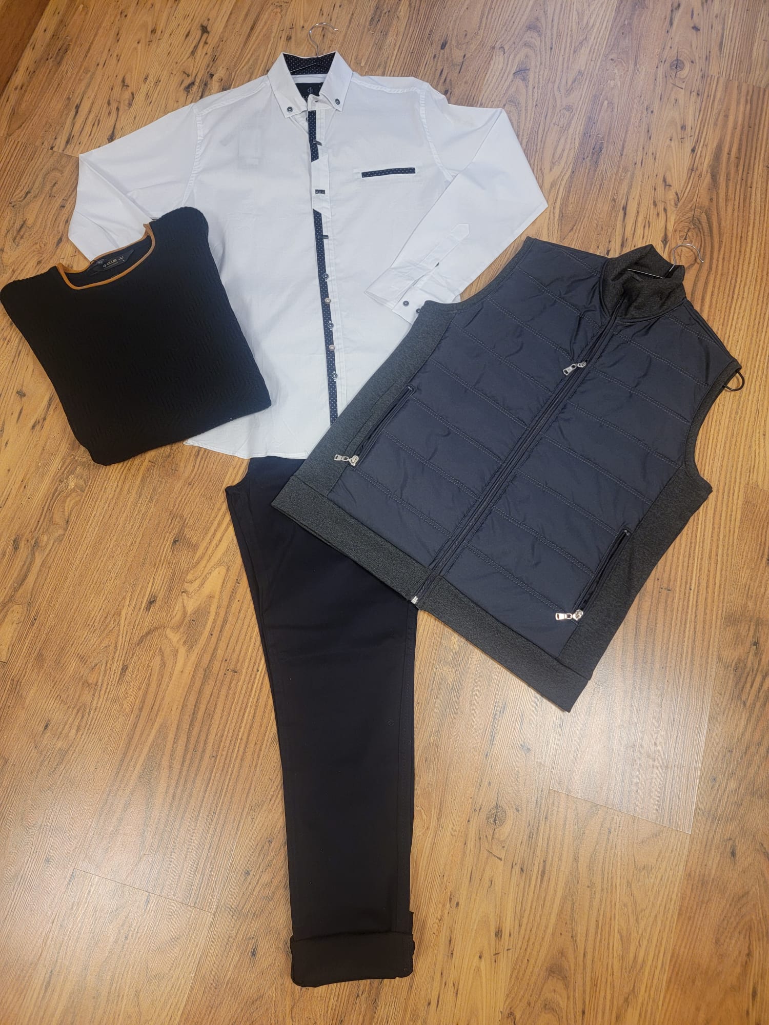 Ensemble chemise, pantalon et gilet sans manches